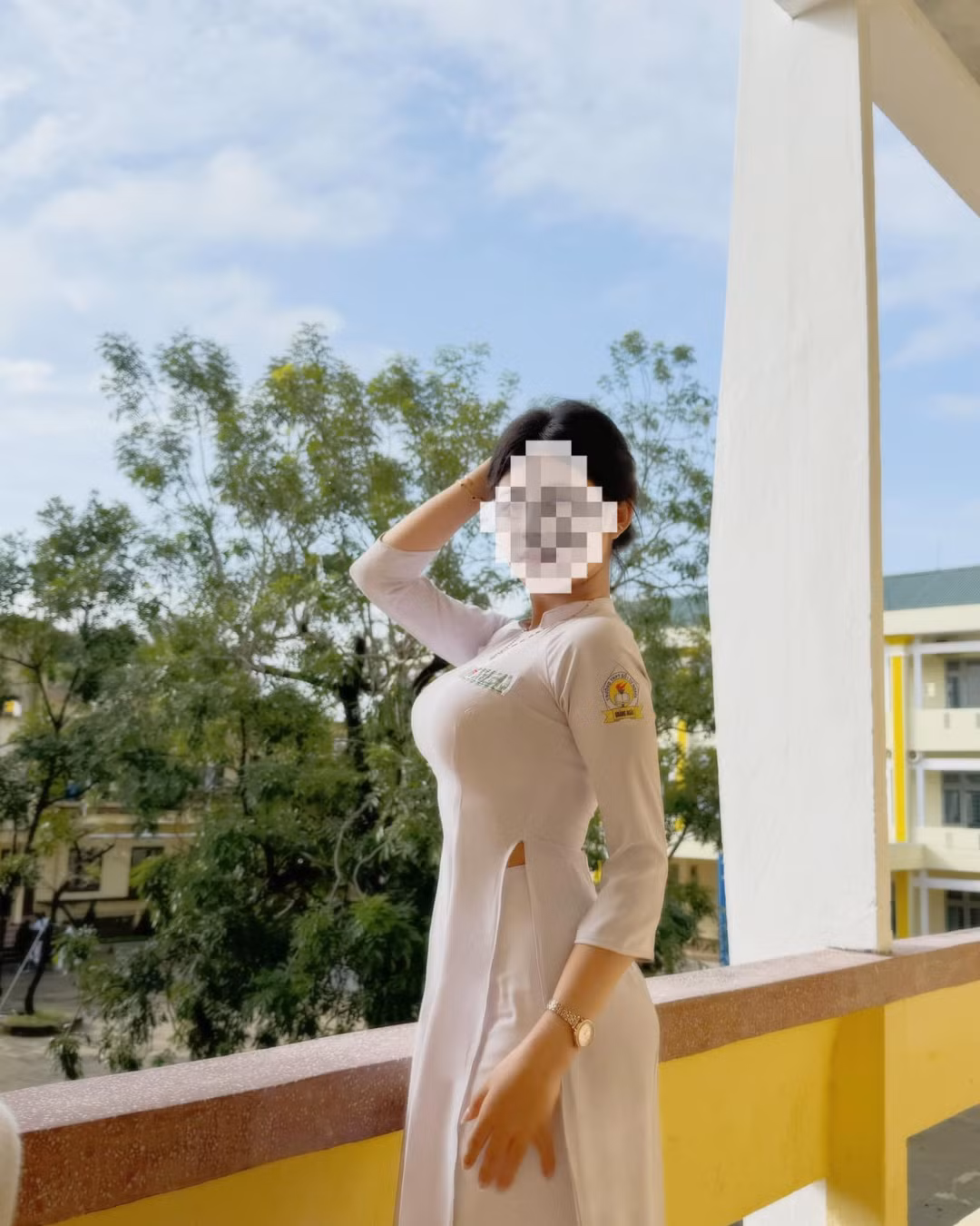 Bên cạnh đó, người khác lại bày tỏ việc tạo dáng cố tình phô diễn đường cong của cô bạn này nhằm mục đích thu hút sự chú ý: "Nhìn mà xem trong mấy cái ảnh khác, nhìn các bạn cùng lớp con bé mặc đâu có phản cảm như vậy, thế này là cố tình mặc để chiêu trò rồi", "áo dài nữ sinh làm gì có chuyện mà ôm sát kiểu như vậy, người ta may lúc nào cũng phom suông nhẹ để còn dễ vận động chứ".
