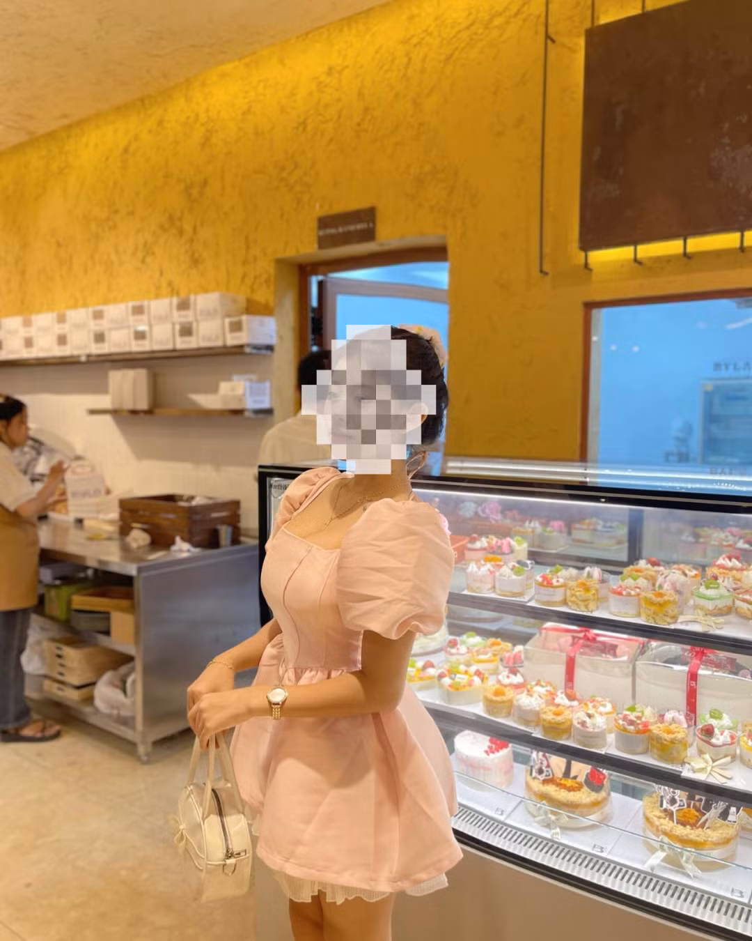 Trong những bức ảnh đời thường được đăng tải lên trang cá nhân, nữ sinh này cũng theo đuổi phong cách nữ tính thiên hướng khá gợi cảm, nếu không muốn nói là hơi...ép chín.