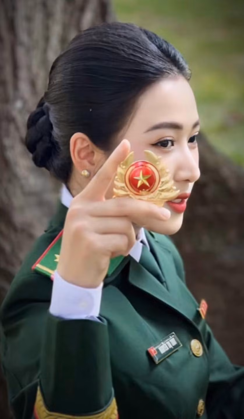 Nhiều hình ảnh, video về các nữ quân nhân vô tình được người dân quay lại đi đi xem hợp luyện. Dù không qua lớp hiệu ứng nào, các cô gái vẫn tỏa sáng với nét đẹp mộc mạc.