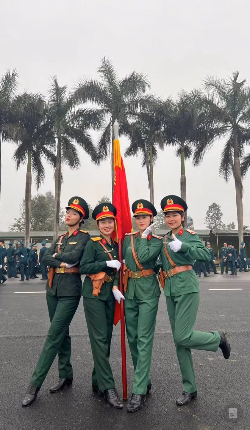 Thế nhưng thay vì theo đuổi hào quang showbiz, họ chọn con đường binh nghiệp – nơi sự mạnh mẽ, kỷ luật và cống hiến được đặt lên hàng đầu.