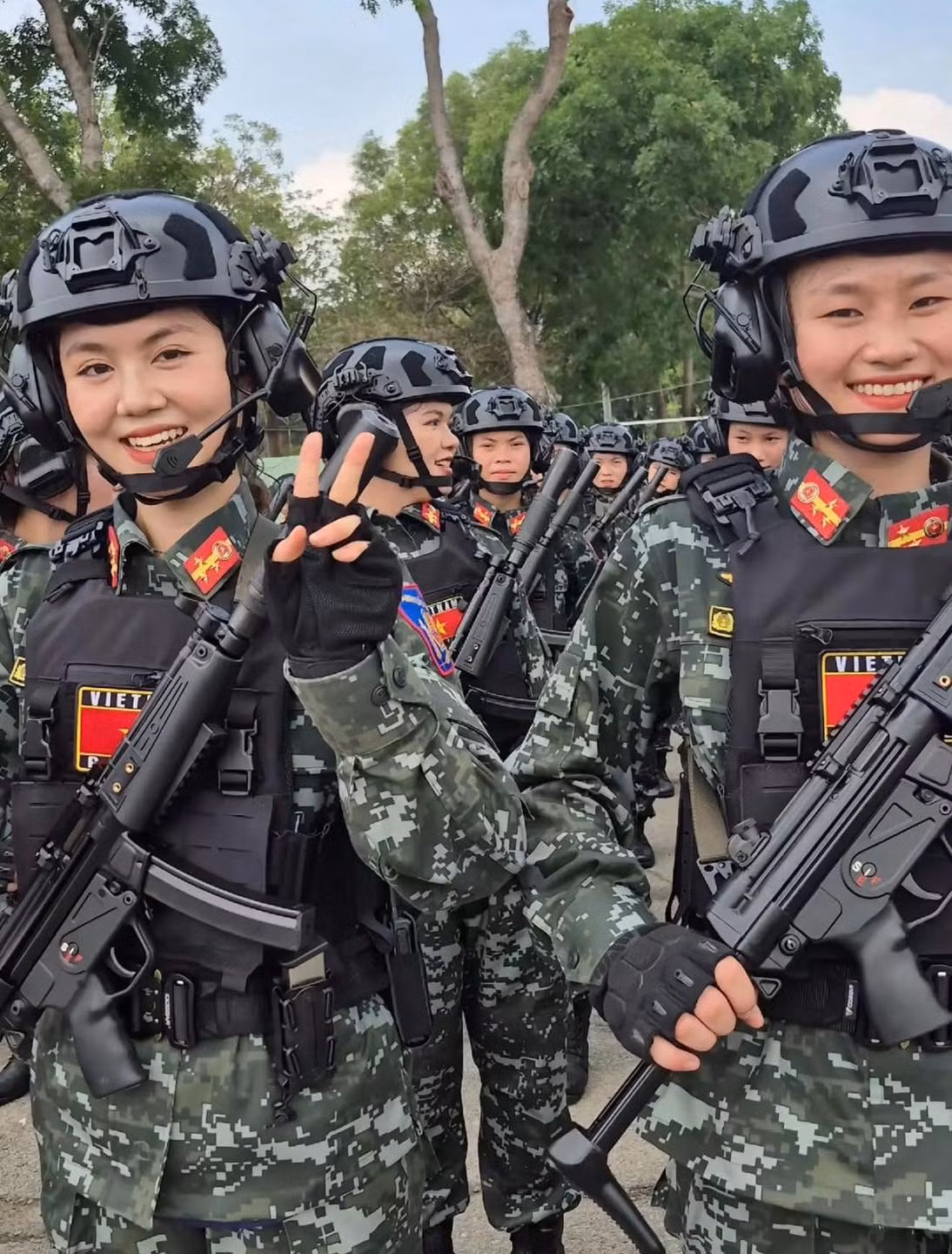 Dù nắng cháy da, dù bước chân rã rời sau nhiều giờ luyện tập, họ vẫn giữ được thần thái quyết đoán, không nao núng.