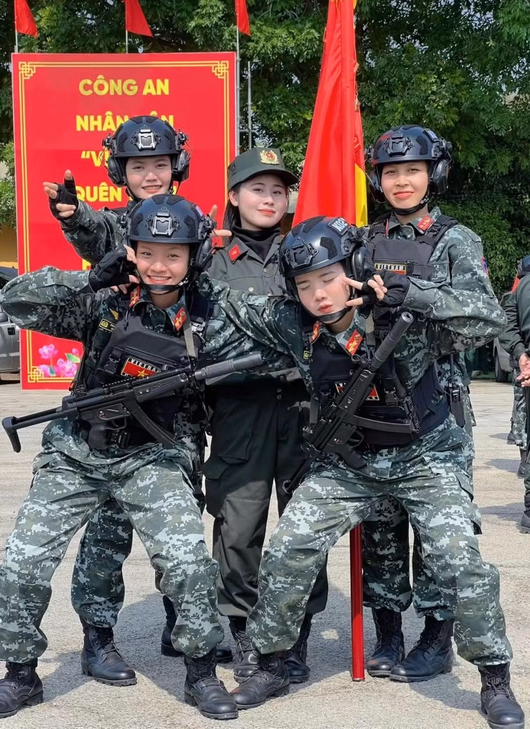 Để có được những bước chân đều, dứt khoát và mạnh mẽ trên lễ đài, các nữ chiến sĩ phải trải qua thời gian huấn luyện kéo dài hàng tháng trời với cường độ cao.