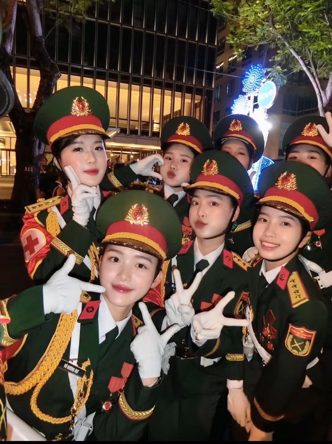 Nhiều người đã để lại những bình luận ngưỡng mộ: “Nếu đây là hình mẫu crush quốc dân mới thì tôi xin được gục ngã", "mấy bả xinh quá", "không cần son phấn, đây mới là nét đẹp con gái Việt Nam".