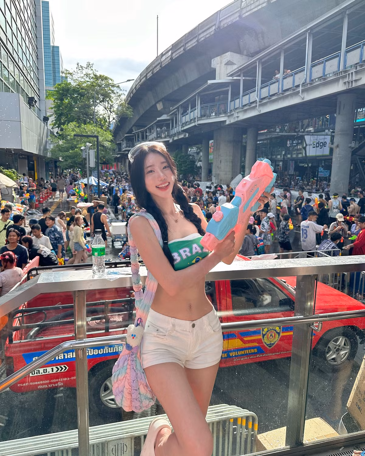 Với nụ cười rạng rỡ, làn da trắng bật tông và thần thái vô cùng cuốn hút, mỹ nhân xứ Kim chi không chỉ “quẩy” hết mình cùng khẩu súng nước sắc hồng cực yêu mà còn khiến cộng đồng mạng phát sốt vì loạt ảnh “cháy máy”.