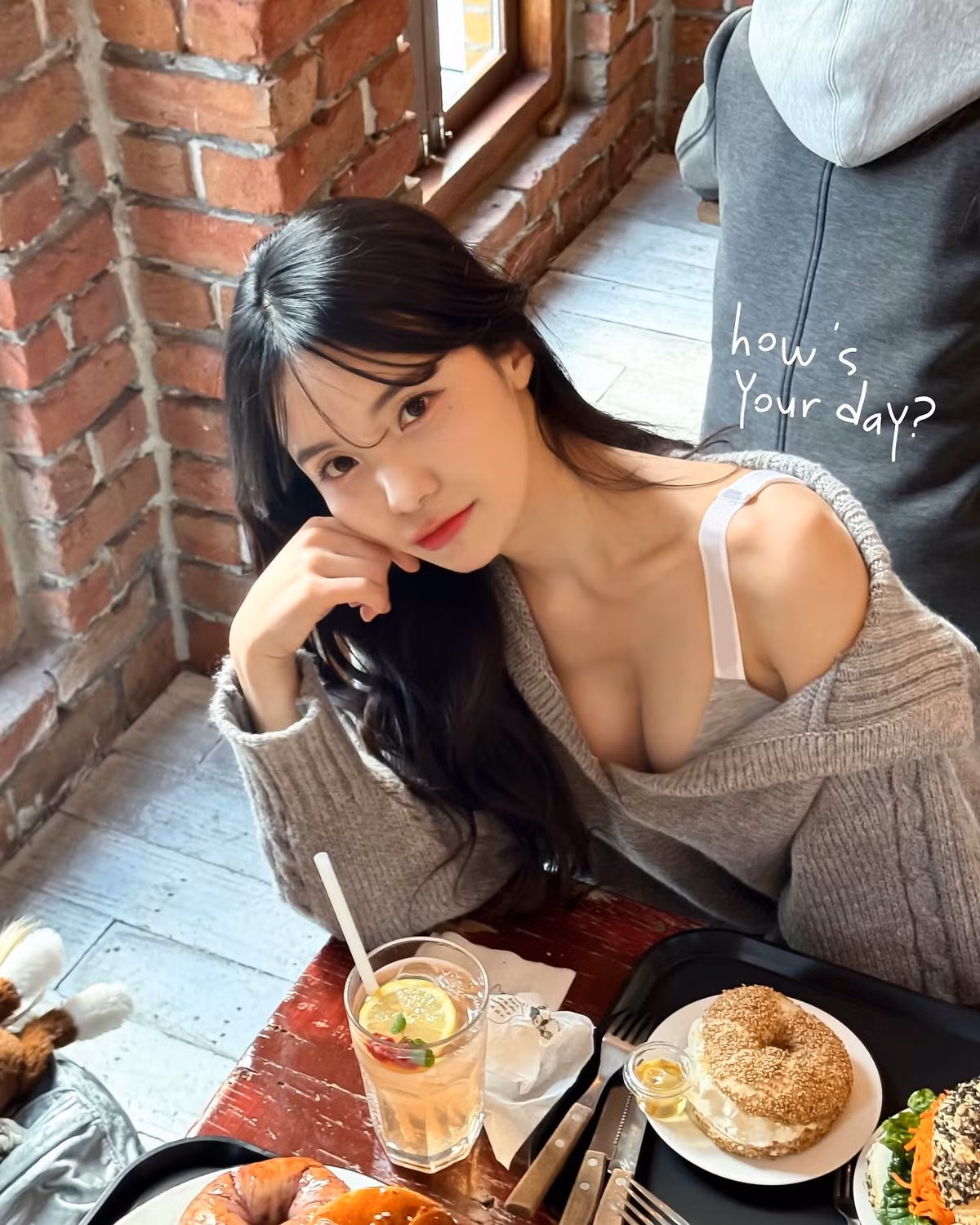 Ngoài vai trò cổ vũ, Lee Da Hye còn thử sức trong lĩnh vực âm nhạc. Ngày 30 tháng 3 năm 2024, cô ra mắt đĩa đơn đầu tay mang tên "HUSH", đánh dấu bước chuyển mình từ cổ động viên sang nghệ sĩ giải trí đa năng.