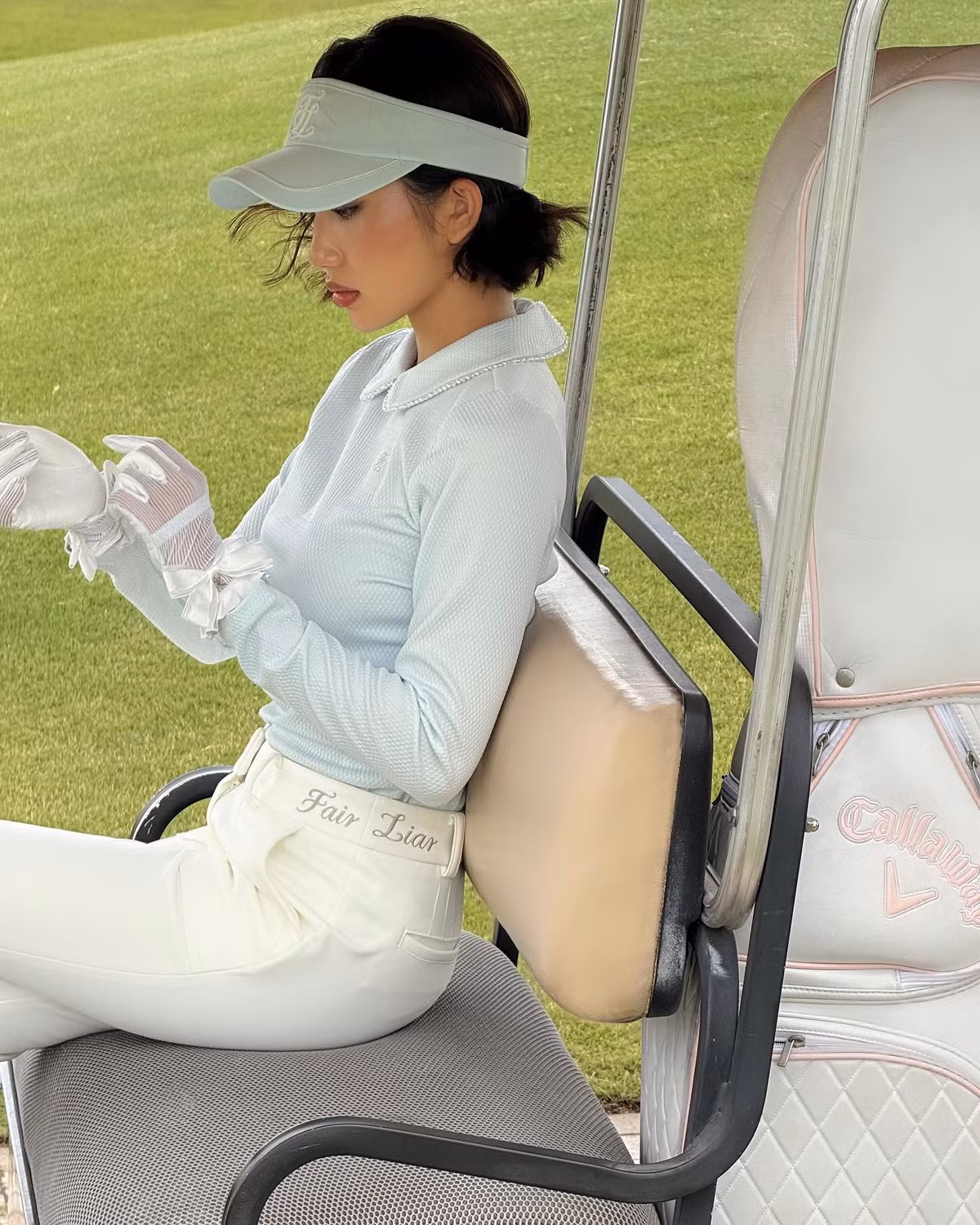 Xuất hiện trong set đồ thể thao trắng tinh khôi, Huyền 2k4 ghi điểm tuyệt đối với phong cách thanh lịch mà không kém phần quyến rũ.
