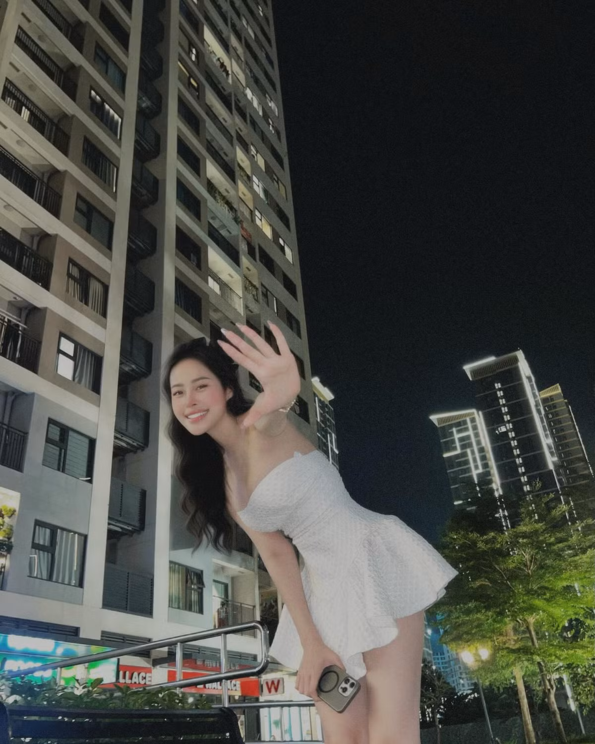 Với phong cách thời trang tinh tế, nữ tính xen lẫn nét hiện đại, Hồng Vy khéo léo khai thác vẻ đẹp hình thể cùng nụ cười ngọt ngào thương hiệu.