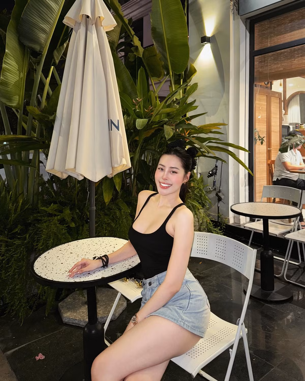 Điểm đặc biệt ở Hồng Vy chính là sự kết hợp hài hòa giữa nhan sắc trong trẻo và thần thái tự nhiên. Dù chỉ là những khoảnh khắc dạo phố, chọn góc chụp đơn giản, cô vẫn toát lên khí chất "nàng thơ" khiến nhiều người ngẩn ngơ.
