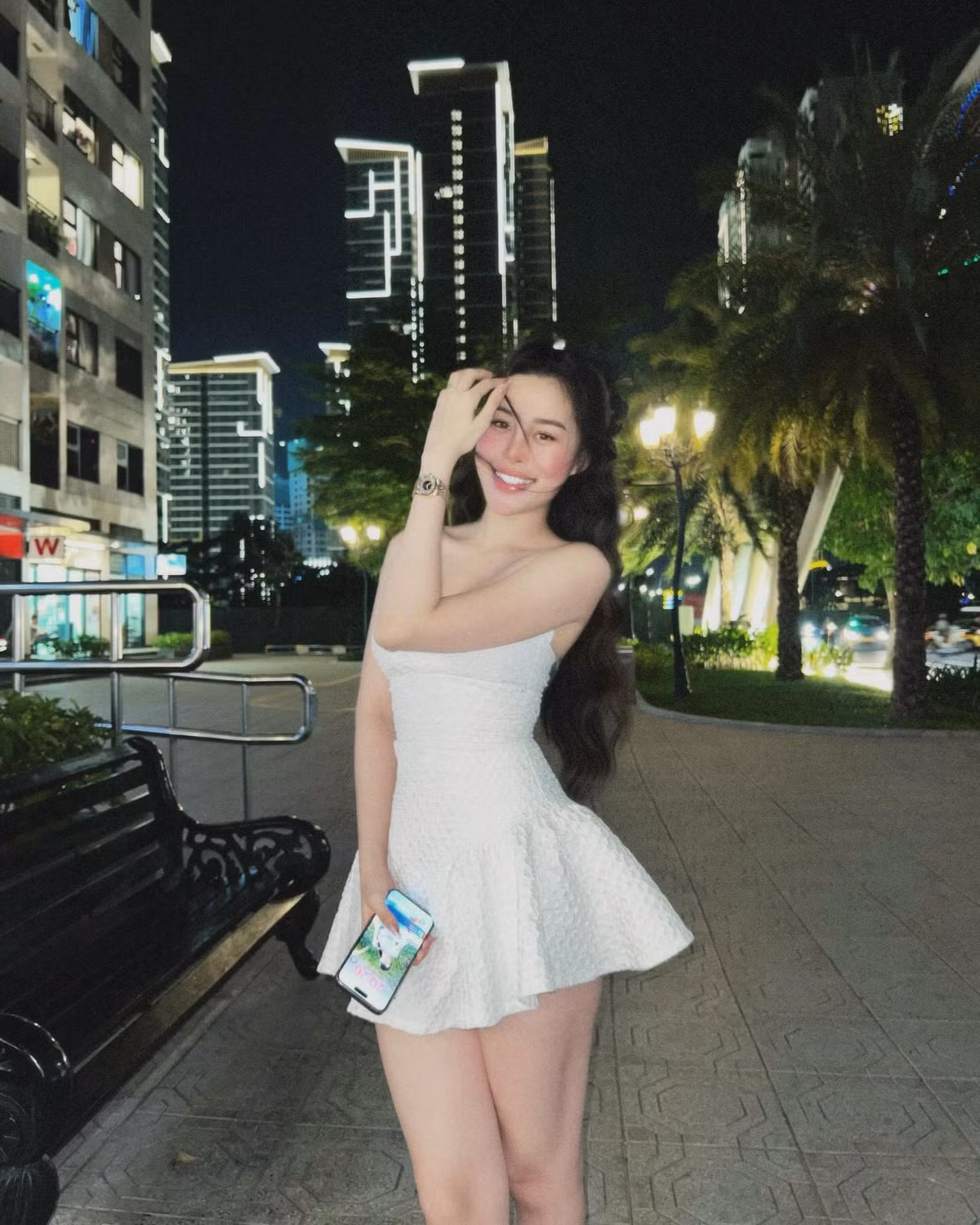 Nguyễn Thị Hồng Vy – một trong những gương mặt nổi bật trong cộng đồng hot girl Sài Gòn – tiếp tục khiến cộng đồng mạng "đứng ngồi không yên" với loạt khoảnh khắc đời thường vừa được cô nàng chia sẻ.