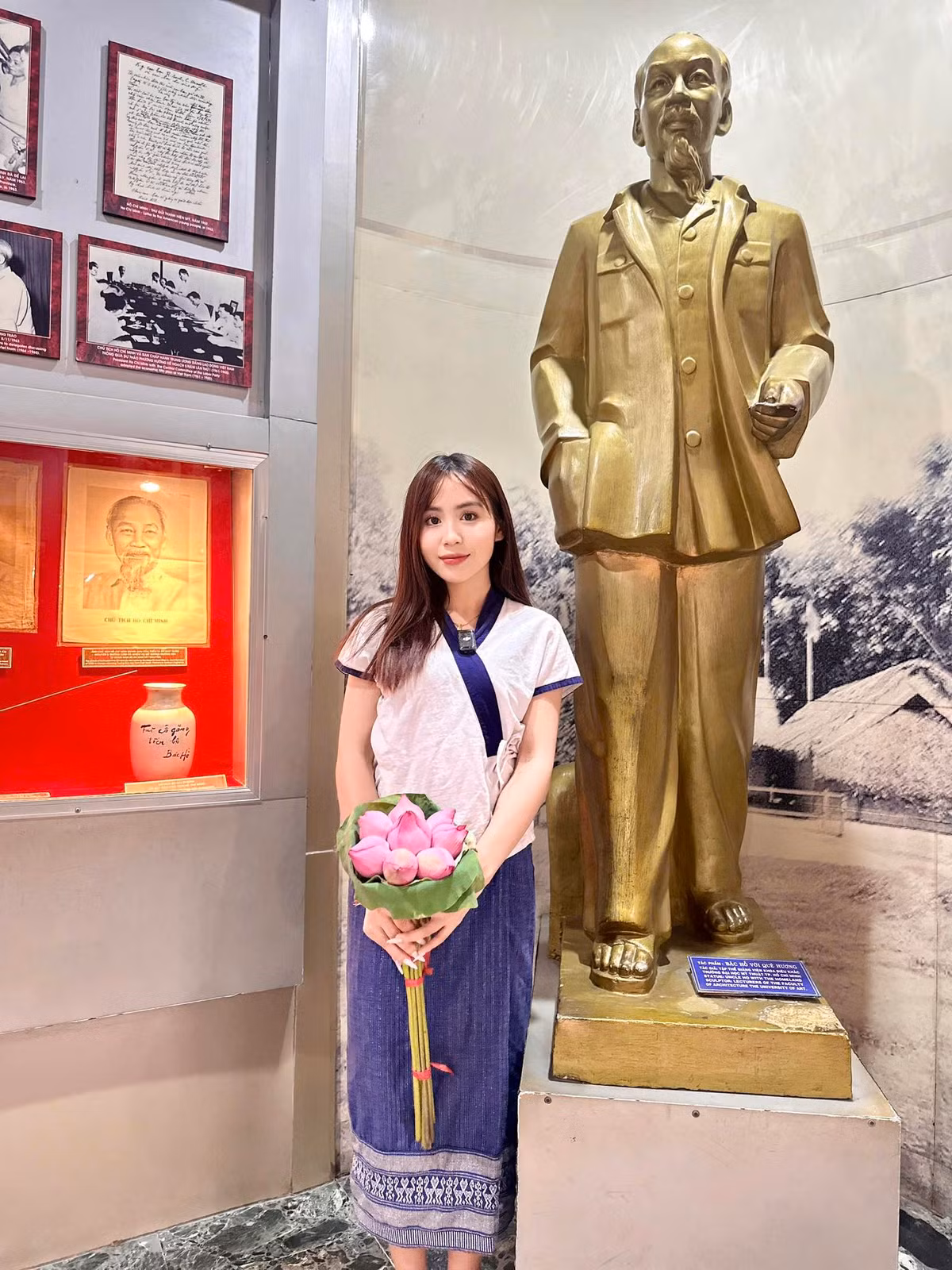 Không chỉ gặp gỡ, trò chuyện với các chiến sĩ đồng hương, cô còn dạy bạn bè Việt Nam nói tiếng Lào để tương tác với các anh.