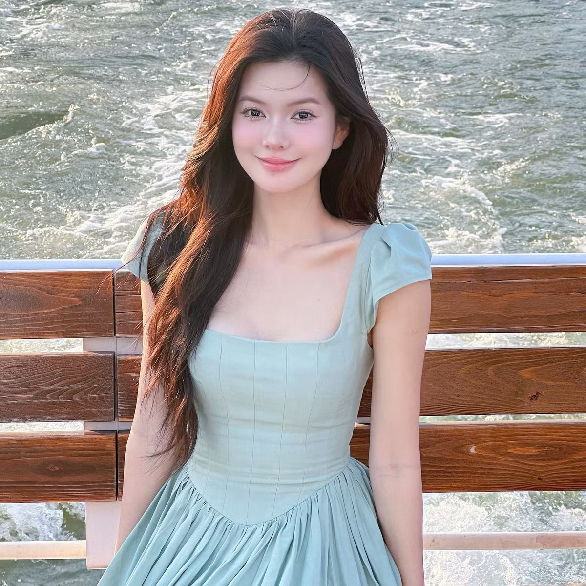 Yên Đan từng là Quán quân của chương trình Ngôi sao chốt đơn, đồng thời đảm nhận một số vai diễn ấn tượng trên các phim truyền hình như “Đi giữa trời rực rỡ” .