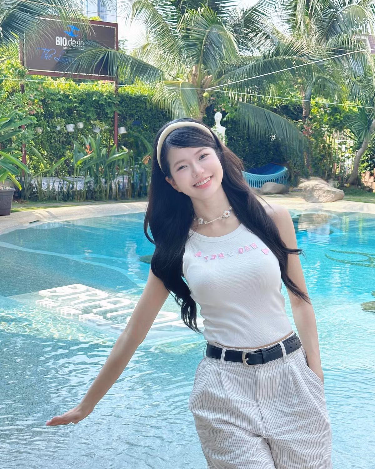 Yên Đan theo đuổi phong cách "nàng thơ hiện đại" với gu ăn mặc vừa nữ tính, vừa phóng khoáng. Những item yêu thích của cô nàng thường là váy hoa, chân váy ngắn, áo hai dây nhẹ nhàng hay croptop mix cùng quần jeans cạp cao tôn dáng.
