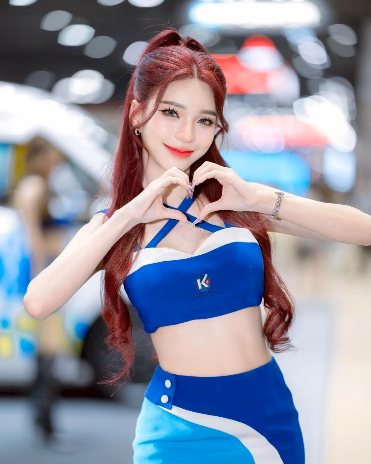Dù tạo dáng trên xe hay giữa khu trưng bày, Janet vẫn luôn giữ vững phong độ với ánh nhìn thu hút và nụ cười rạng rỡ.