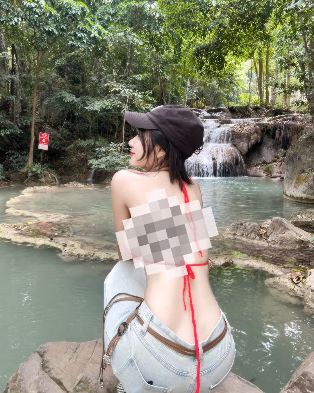 Điều khiến dân tình đặc biệt chú ý không phải là khung cảnh hữu tình, mà chính là bộ trang phục cực kỳ táo bạo mà cô đang diện: một chiếc bikini đan len đỏ rực, nhỏ gọn đến mức khiến nhiều người “nín thở”.