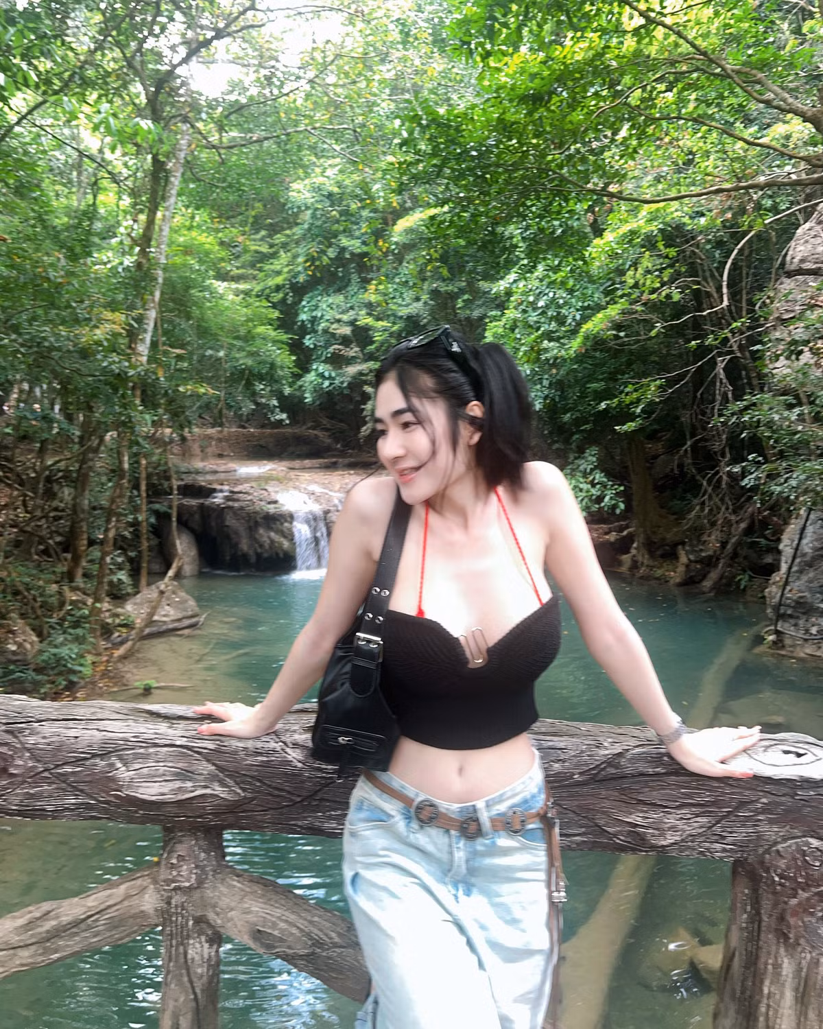 Trong những bức ảnh đời thường khác, cô nàng cũng thể hiện phong cách thời trang khá phóng khoáng, thường xuyên diện áo cúp ngực ôm sát khoe trọn đường cong.