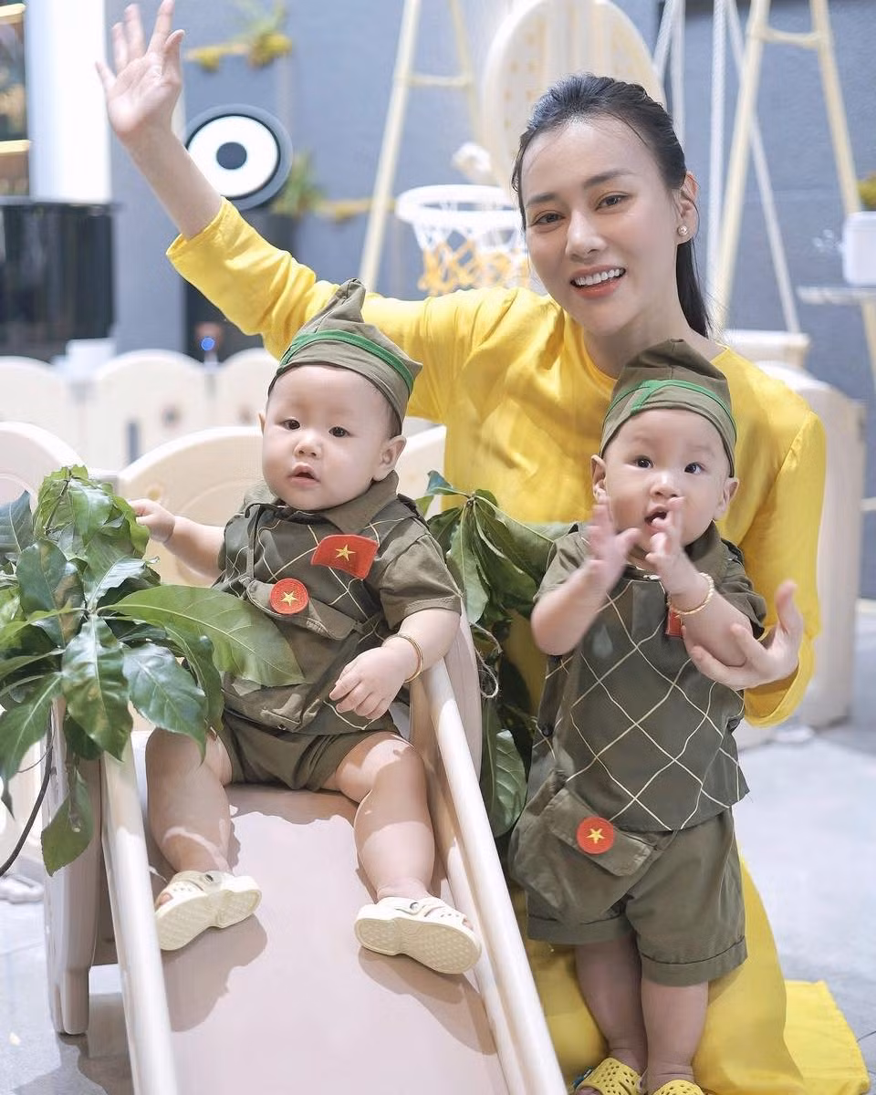 Nhân dịp Đại lễ 30/4 - 1/5, diễn viên Phương Oanh đã chia sẻ loạt khoảnh khắc siêu dễ thương của hai thiên thần nhỏ nhà mình – bé Jimmy và Jenny – khiến cộng đồng mạng “rụng tim”.