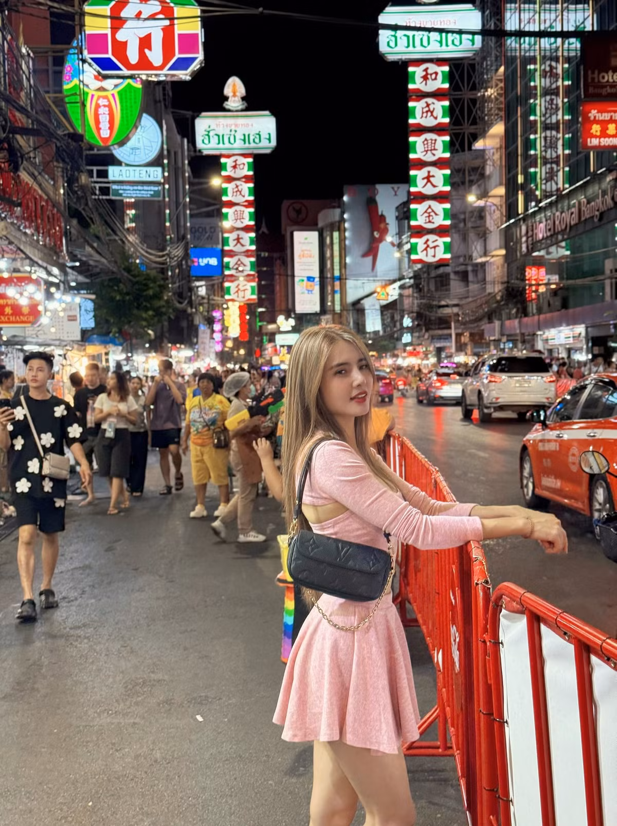 Lễ hội té nước Songkran Thái Lan 2025 thu hút không chỉ người dân xứ chùa Vàng mà còn rất nhiều quốc gia khác, trong đó có Việt Nam. Em gái cựu danh thủ Lê Công Vinh cũng không bỏ qua lễ hội mỗi năm một lần này, cùng với nhóm bạn vi vu đất Thái.