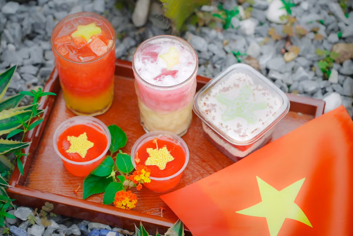 Nhiều quán cà phê còn tổ chức mini event mang chủ đề “Tự hào Việt Nam” – nơi khách hàng vừa thưởng thức đồ uống đặc biệt, vừa được tham gia hoạt động như vẽ cờ trên móng tay, đeo băng đô tổ quốc hay viết lời chúc gửi đến đất nước.