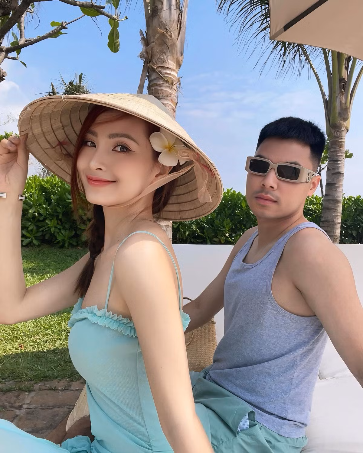 Thời gian gần đây, làng giải trí và thể thao Việt Nam rộn ràng với chuyện tình cảm giữa cựu tiền vệ đội tuyển Việt Nam, Phạm Đức Huy, và nữ MC duyên dáng của VTV, Nguyễn Huyền Trang, thường được biết đến với biệt danh Mù Tạt.