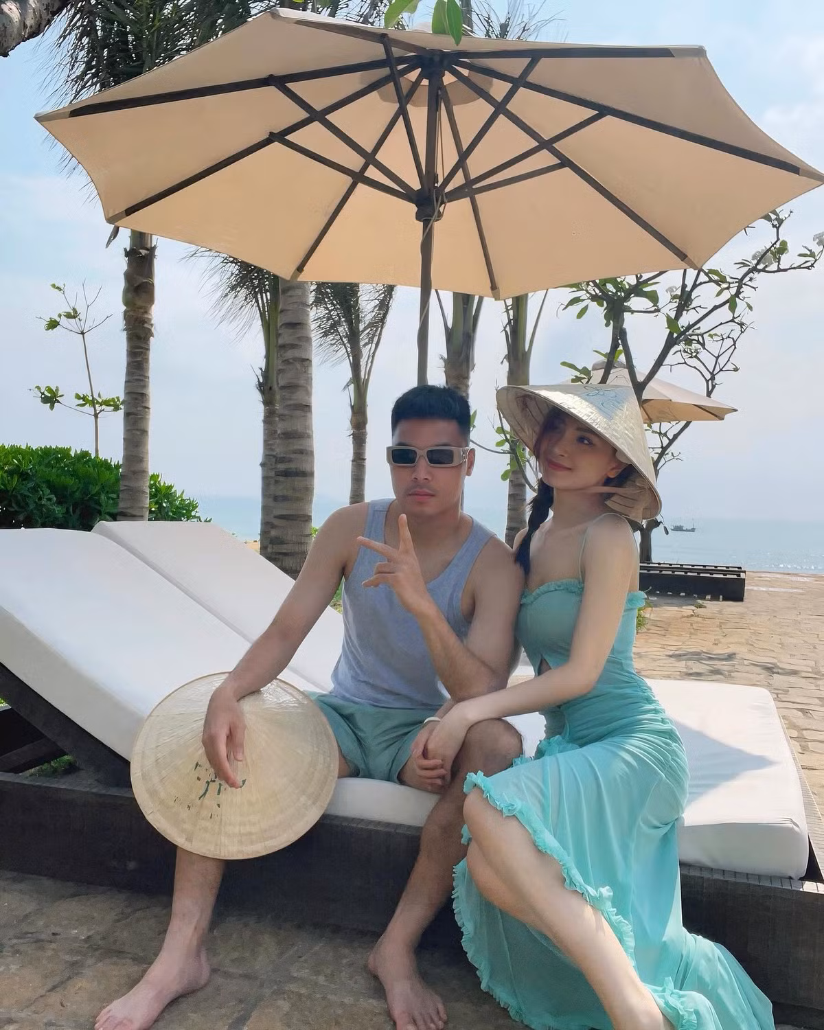 Cặp đôi thoải mái “pose” hình đầy tình tứ bên nhau. Đức Huy tình tứ ôm vào eo bạn gái, trong lúc Huyền Trang cũng thoải mái đặt tay lên đùi anh.