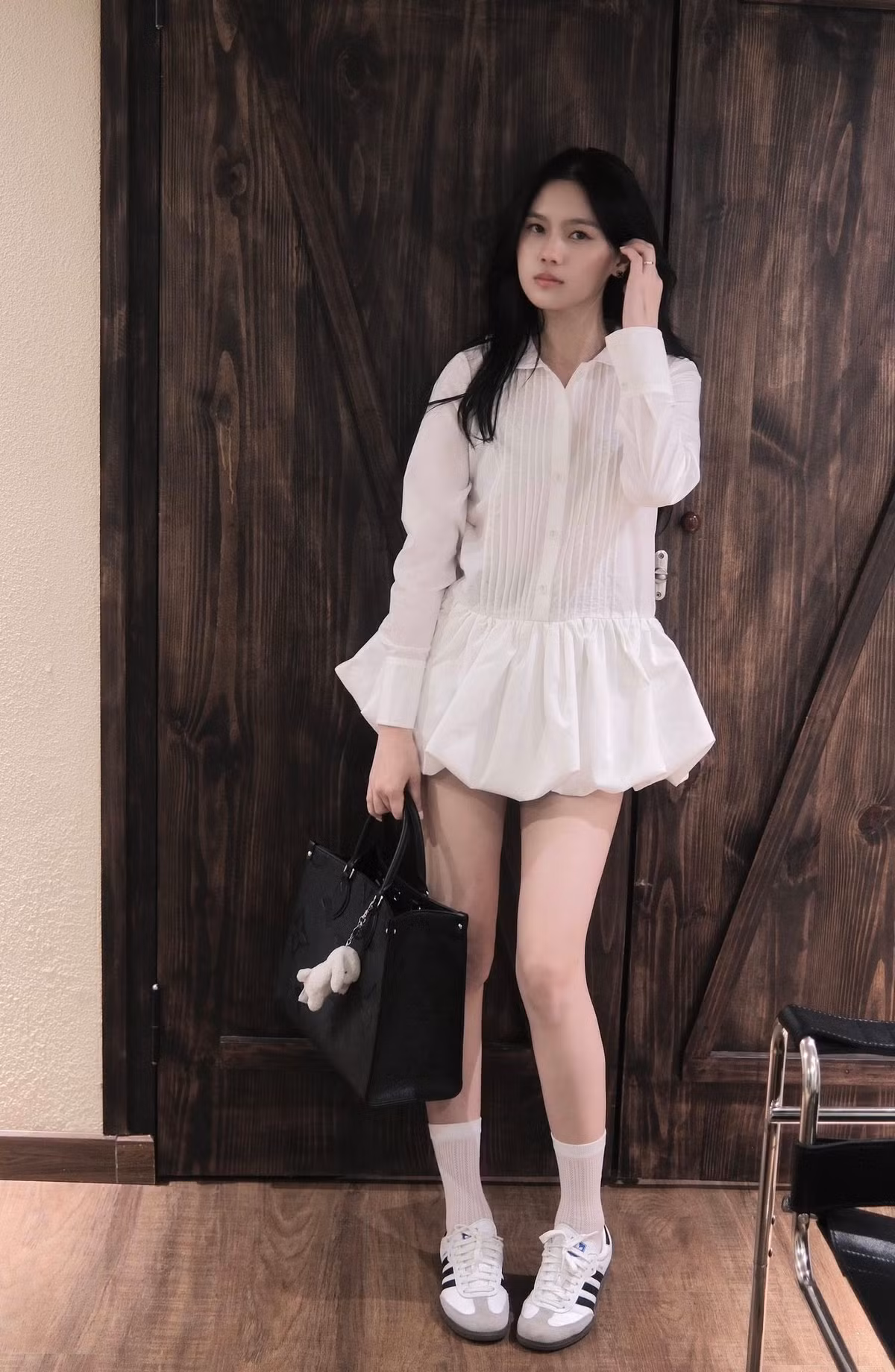 Là một trong những nàng WAG nổi đình đám, mỗi hoạt động của bà xã Thành Chung - Ngô Tố Uyên trên mạng xã hội đều thu hút sự chú ý. Mới đây cô nàng đăng tải loạt ảnh mới với giao diện ngoan xinh yêu ngọt ngào, khiến netizen phải rần rần thả tim.