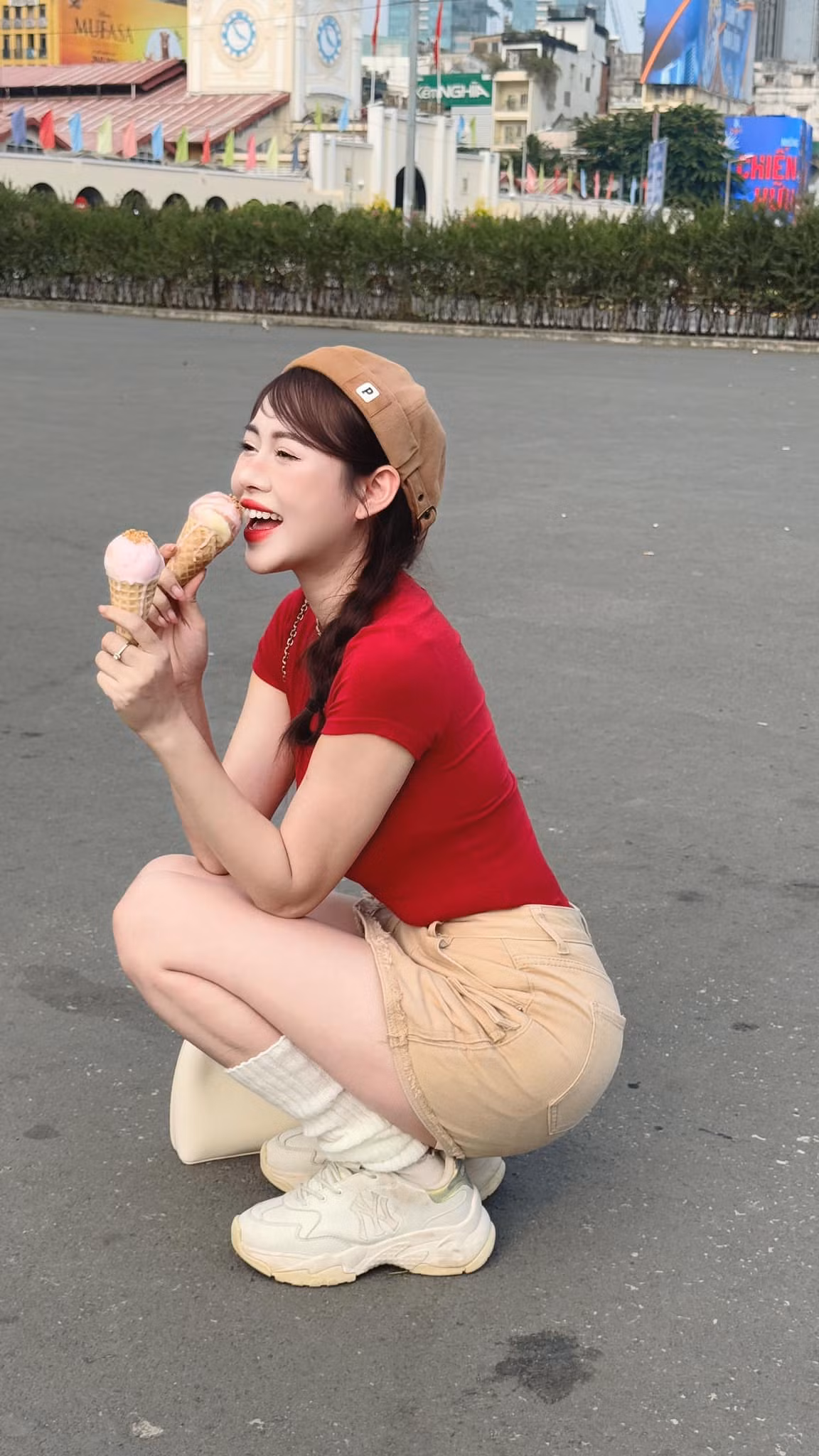 Không chỉ nổi bật với nhan sắc cuốn hút và phong cách thời trang ấn tượng, Việt Phương Thoa còn được biết đến là một trong những TikToker đình đám tại Việt Nam với hàng triệu lượt theo dõi.