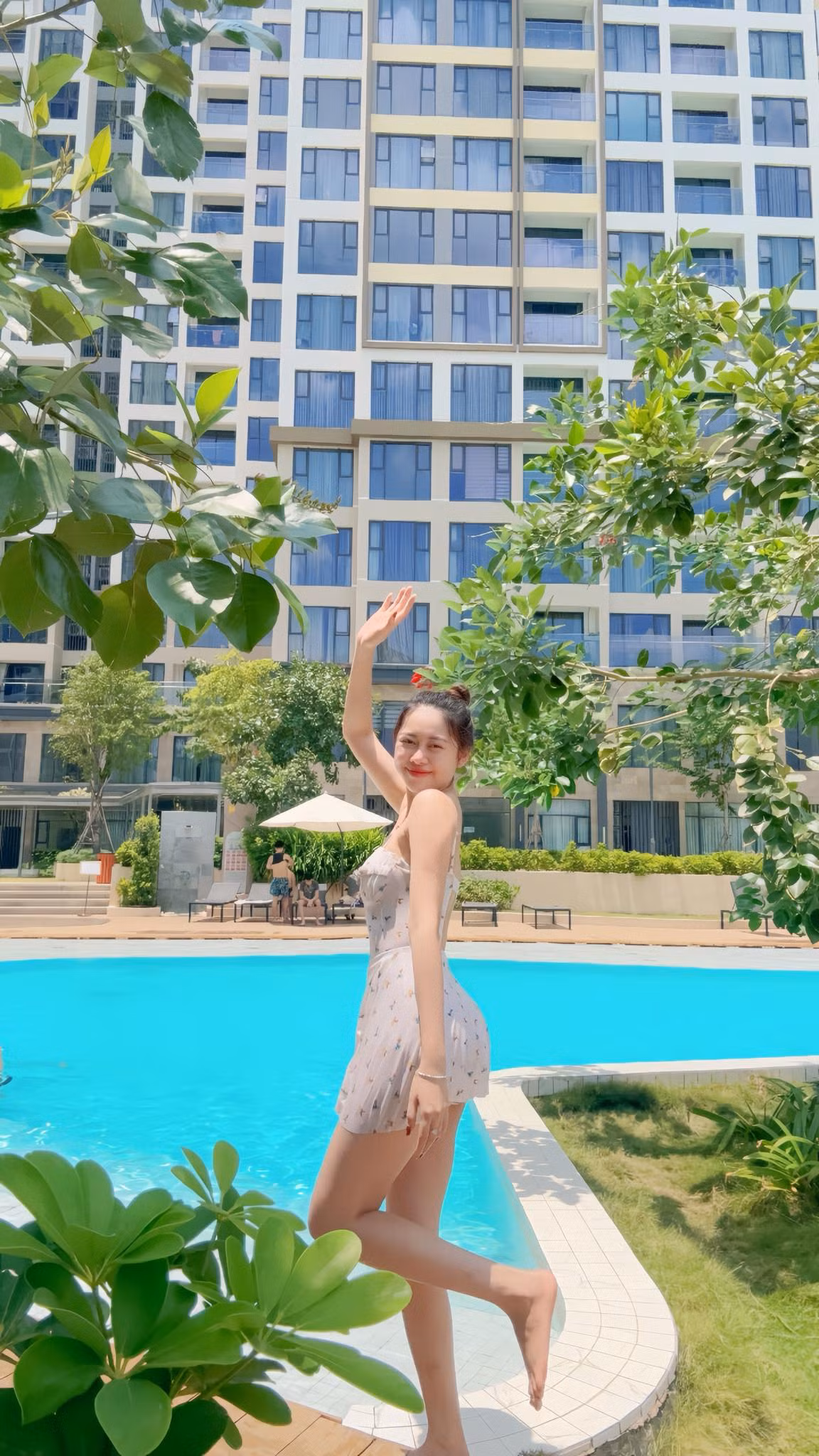 Bên cạnh nhan sắc rạng rỡ, thần thái của Việt Phương Thoa cũng là điểm nhấn khiến người hâm mộ không thể rời mắt. Những biểu cảm tự nhiên, đầy sức sống của cô nàng càng làm bức ảnh trở nên cuốn hút hơn.