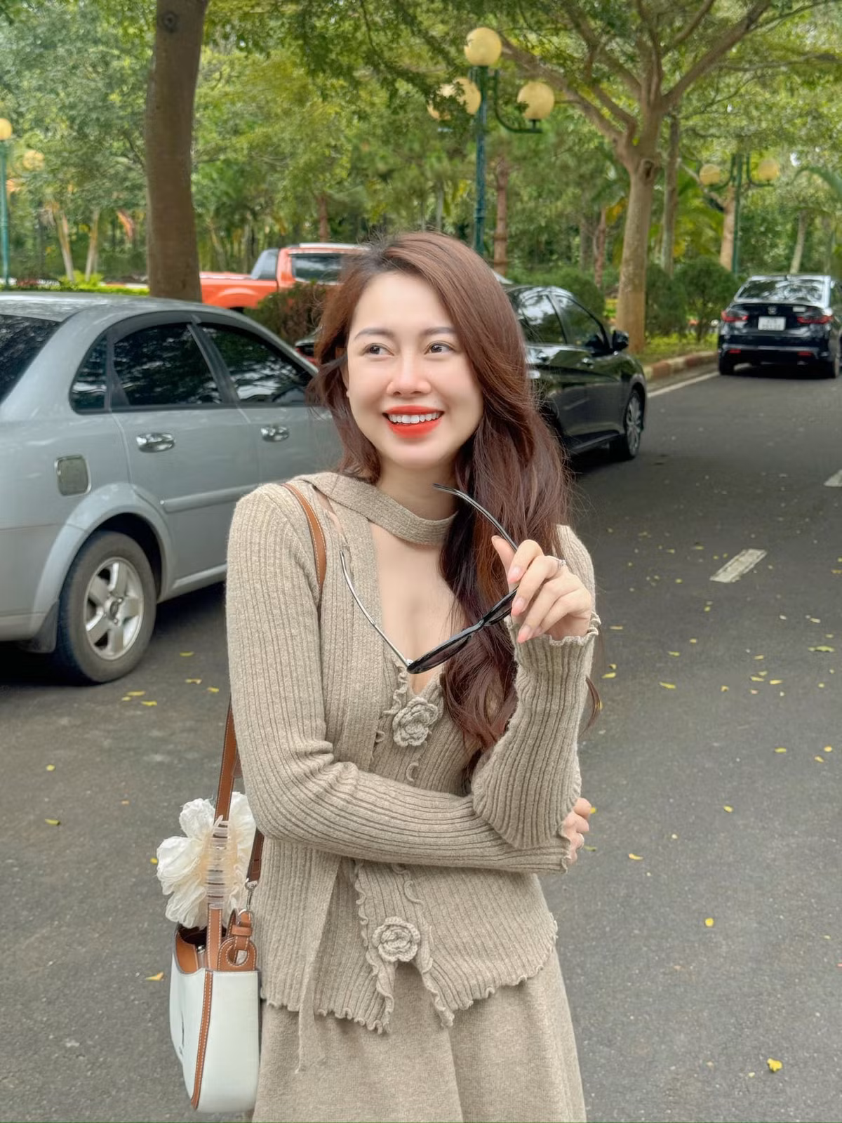 Cô nàng sinh năm 1998, quê ở Quảng Ngãi, và hiện đang sinh sống và làm việc tại TP.HCM.