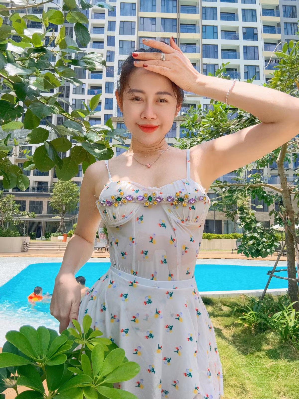 Trong bộ trang phục bơi hai dây nhẹ nhàng với họa tiết hoa nhí, Việt Phương Thoa toát lên vẻ đẹp ngọt ngào nhưng không kém phần quyến rũ.