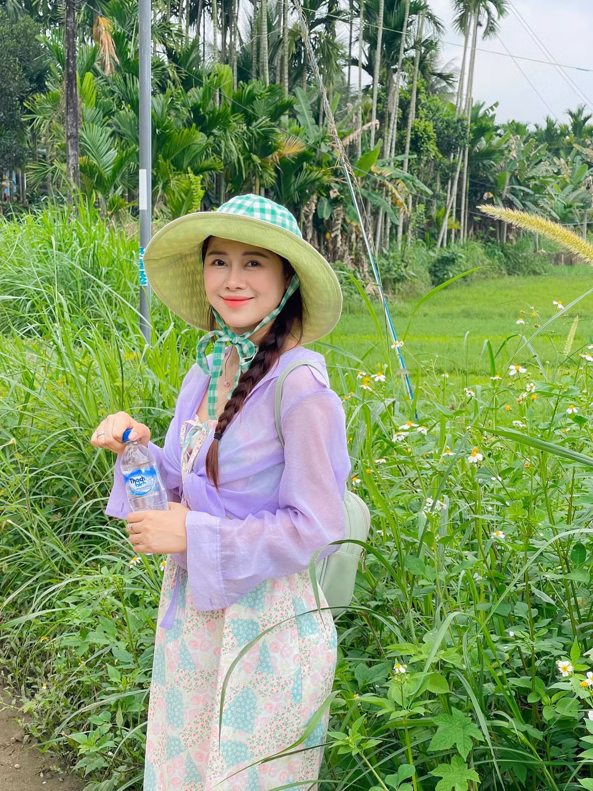 Ngay sau khi loạt ảnh được đăng tải, cộng đồng mạng đã để lại nhiều lời khen ngợi cho vẻ ngoài xinh đẹp và phong cách thời trang tinh tế của Việt Phương Thoa.