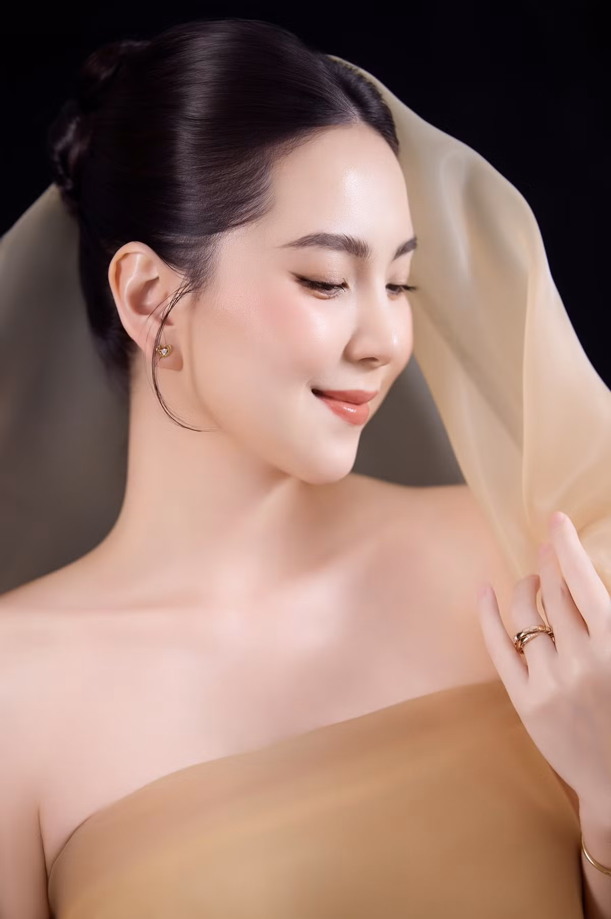 Vài ngày trước khi đi đẻ, cô hẹn cafe cùng Ngọc Hân, Đỗ Mỹ Linh, Hoàng Anh và Thanh Tú để hỏi kinh nghiệm sinh nở.