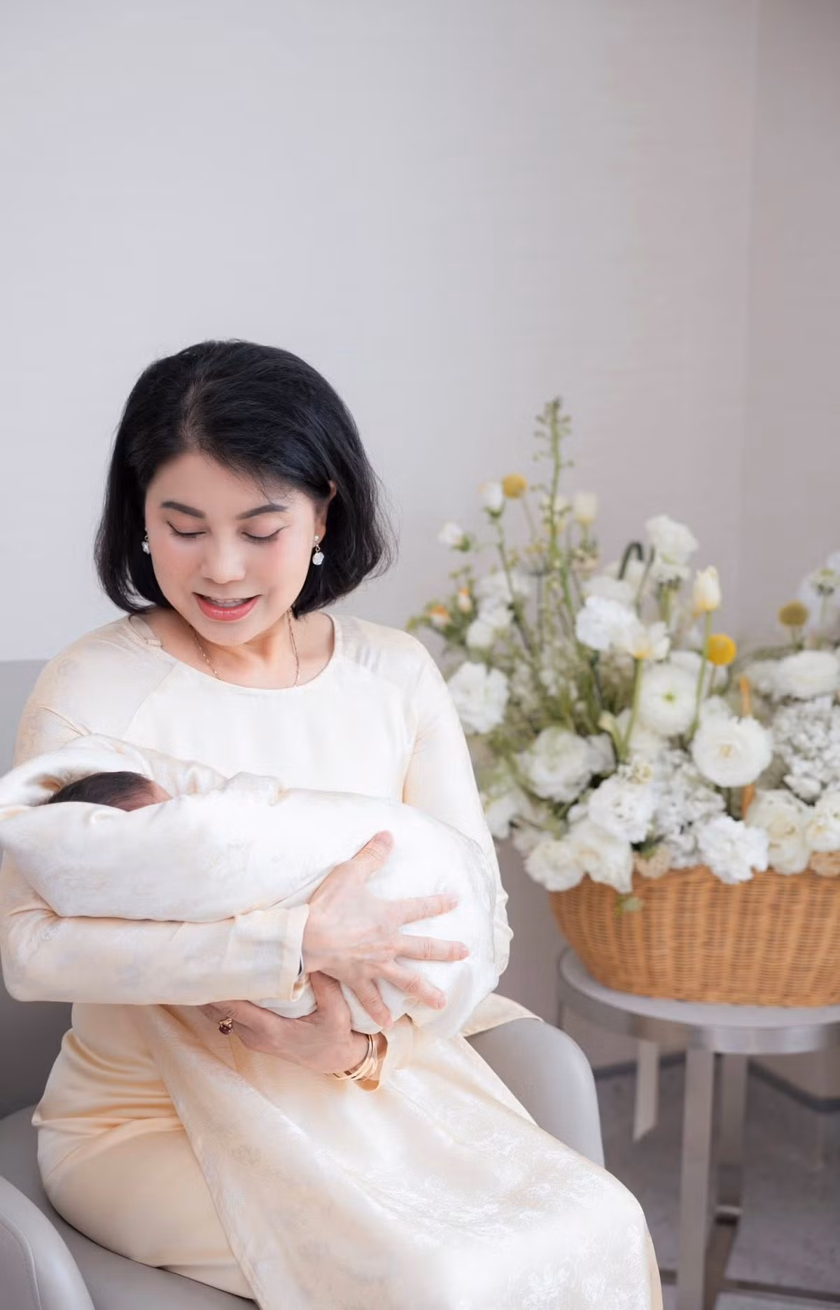 Trong hình ảnh được chia sẻ trên trang cá nhân, Mai Ngọc và mẹ mặc áo dài chụp cùng em bé. Mẹ cũng là người kề bên, chăm sóc mẹ con cô sau khi sinh.