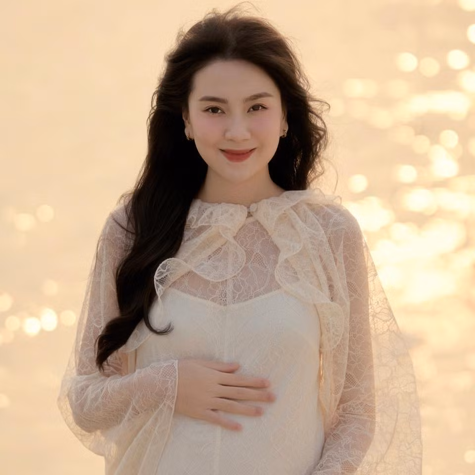 Nữ MC cũng thực hiện nhiều bộ ảnh kỷ niệm, ghi lại mọi khoảnh khắc đáng nhớ với em bé trong bụng trong lần đầu mang thai ở tuổi 35.