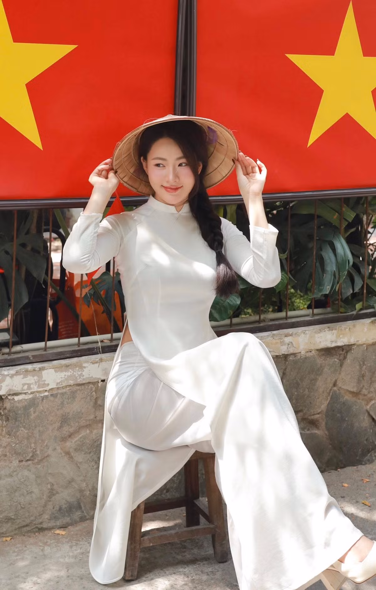 Cách đó ít ngày, Minh Trang cũng từng thực hiện bộ ảnh với áo dài trắng truyền thống cùng cờ Tổ quốc ấn tượng.