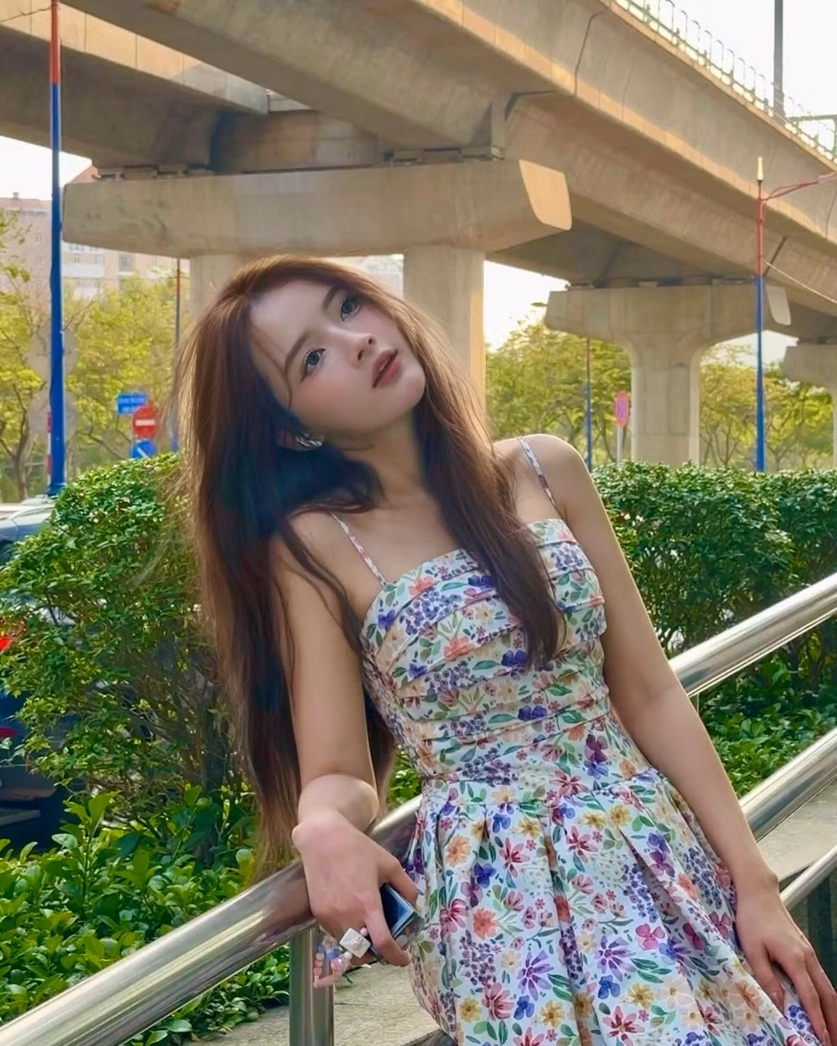 Với làn da trắng mịn, đôi mắt to tròn và nụ cười dịu dàng, cô nàng nhận về hàng loạt lời khen từ cộng đồng mạng.