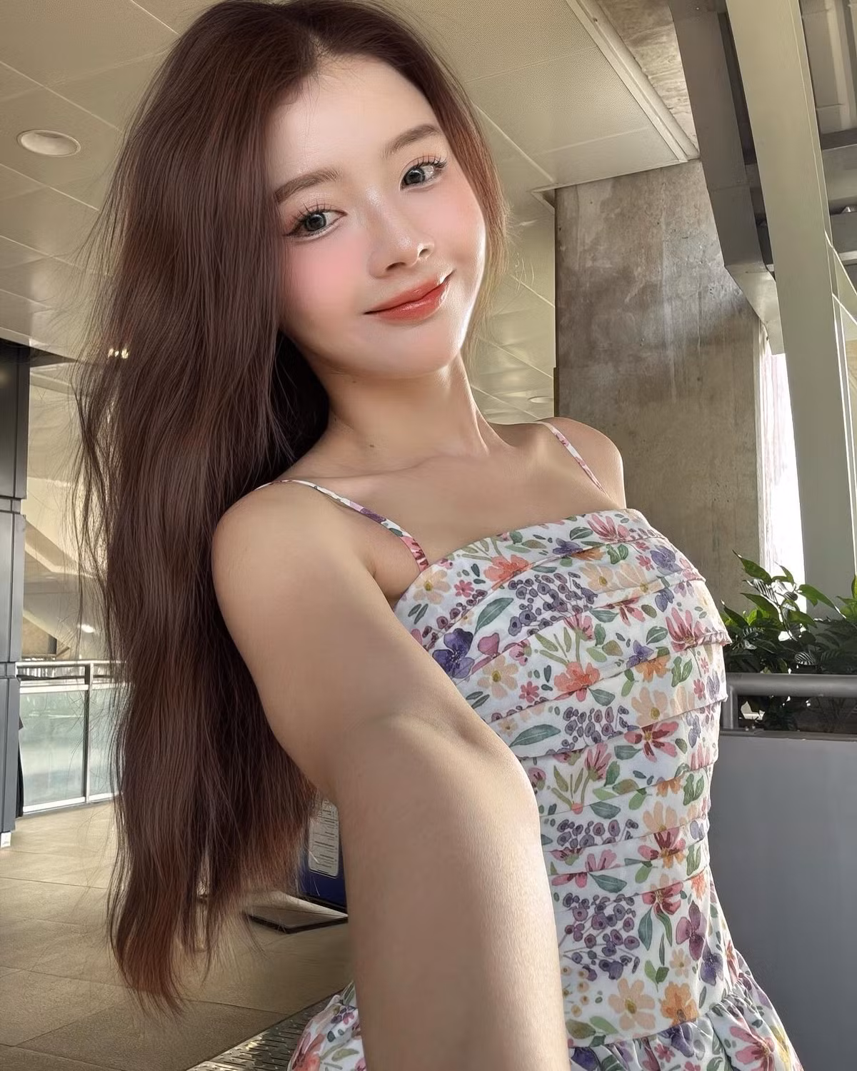 Được biết đến với danh xưng "hot girl ảnh thẻ", mọi hoạt động trên mạng xã hội của Lê Lý Lan Hương đều được quan tâm. Mới đây cô nàng vừa đăng tải bộ ảnh chào hè ngọt ngào thu hút sự chú ý.