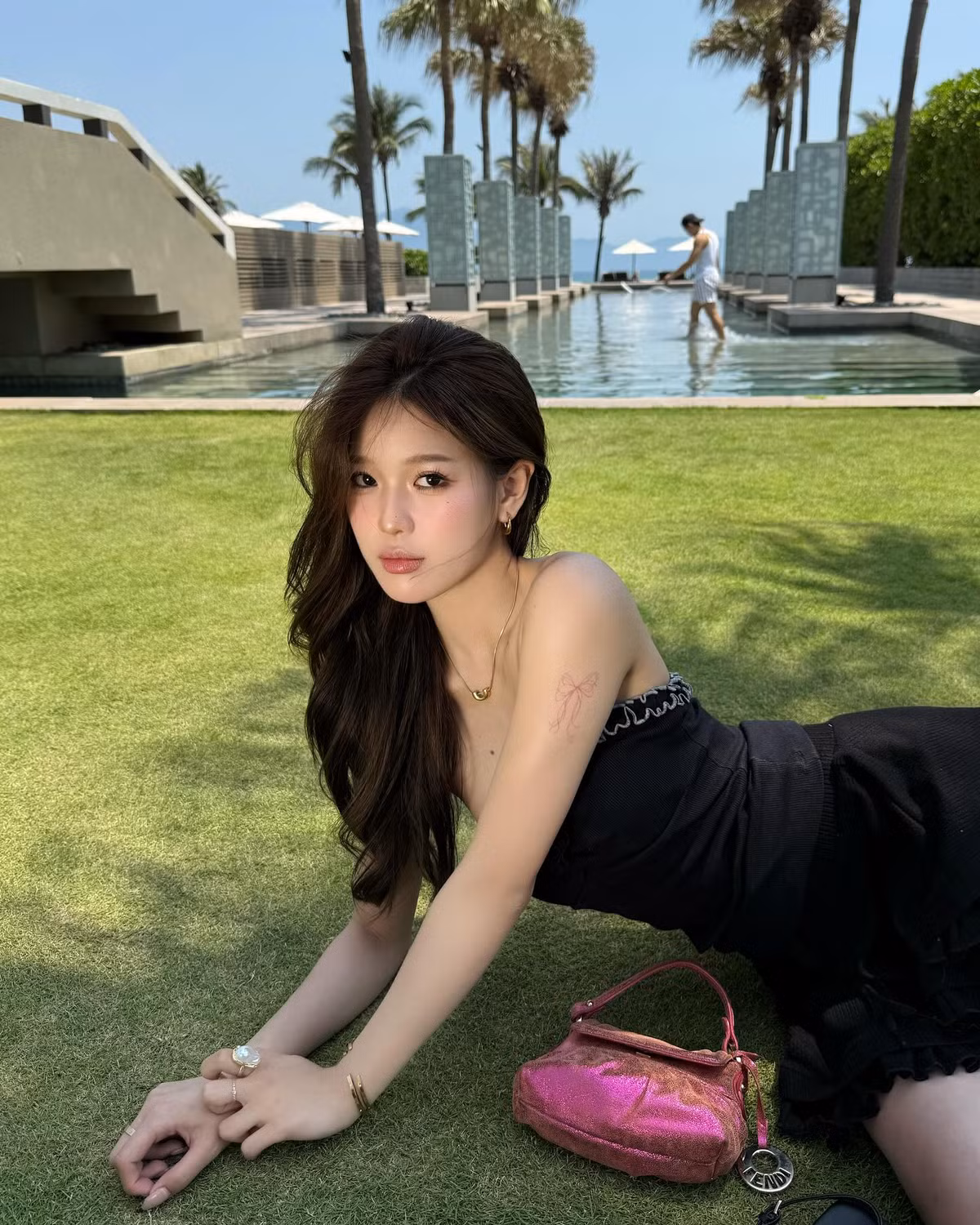 Chiếc túi Fendi ánh kim hồng mà cô phối kèm giúp tổng thể outfit thêm phần nổi bật, thời thượng và cá tính.