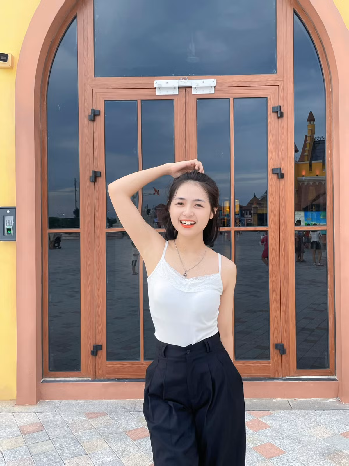 Không chỉ gây ấn tượng với ngoại hình, Thảo còn khiến mọi người cảm mến bởi tính cách hòa đồng, thân thiện và đam mê mãnh liệt với nghề giáo.