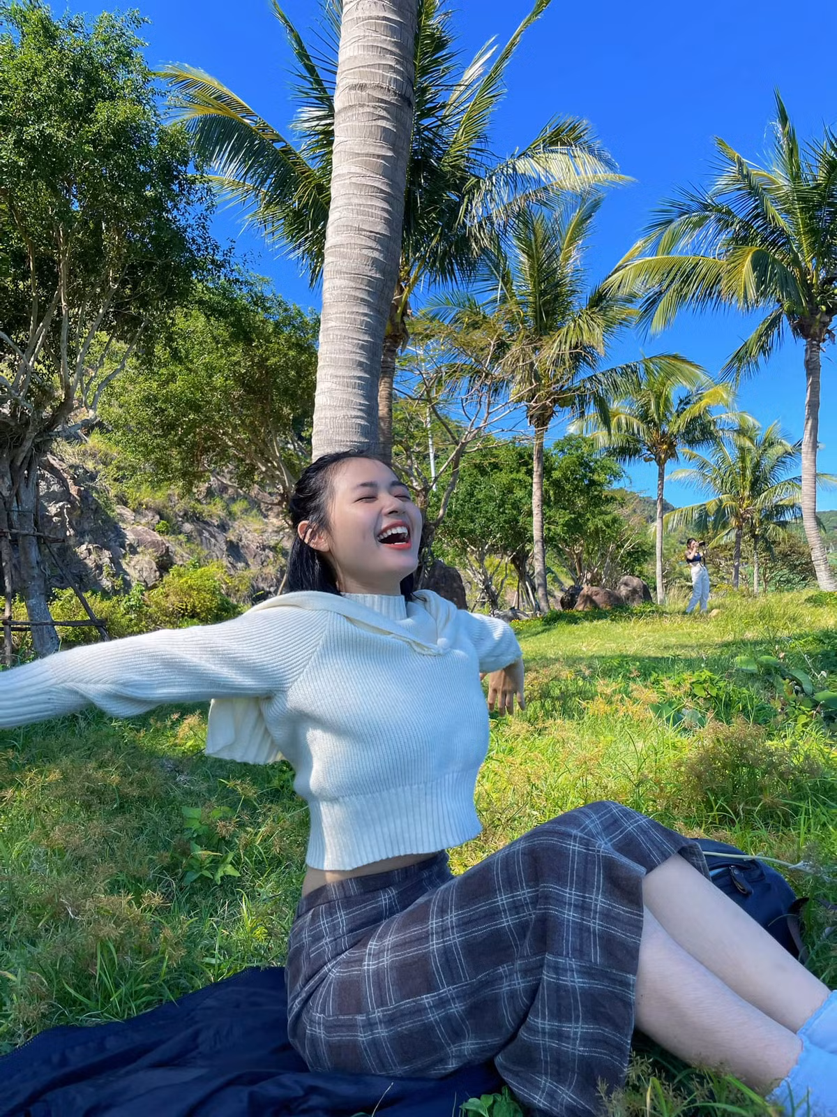 Trong những bức ảnh đời thường, Thảo theo đuổi phong cách trẻ trung, nữ tính.
