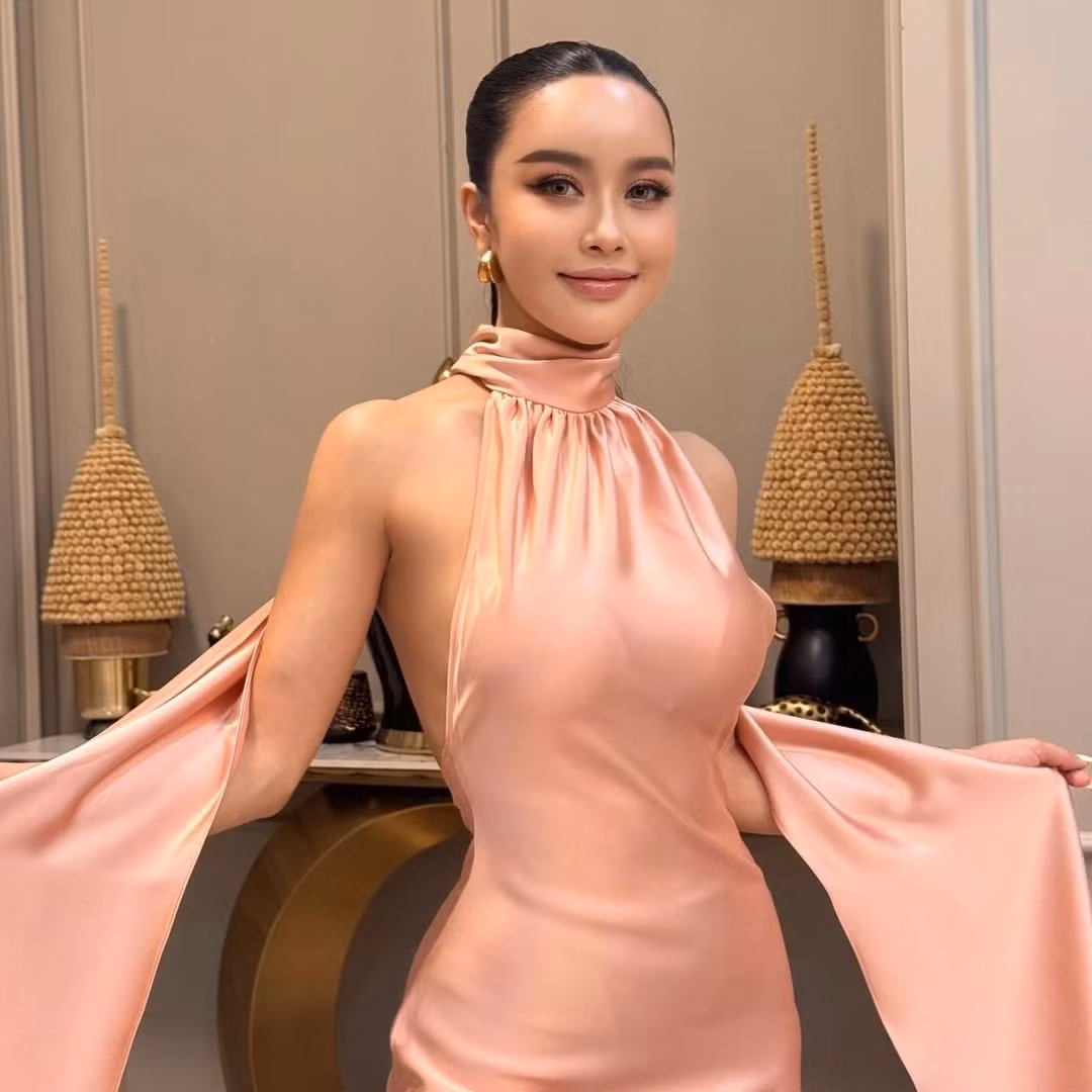 Còn về mẹ của Prettyn, không chỉ sở hữu nhan sắc trẻ trung, bà Manila còn khiến nhiều người trầm trồ với phong cách sống sang chảnh.