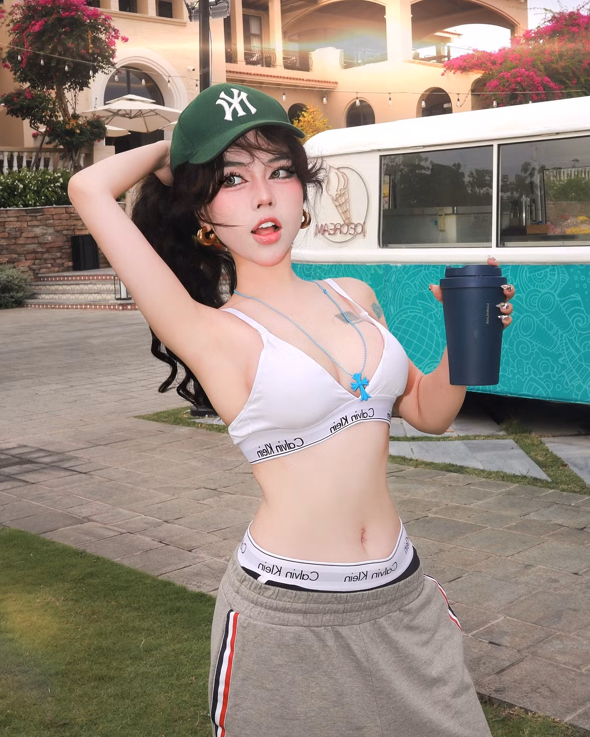 Bảo Khuyên Susan hiện là một trong những hot girl nổi bật tại Sài Gòn với phong cách thời trang đa dạng, từ dễ thương, quyến rũ cho đến cá tính táo bạo.
