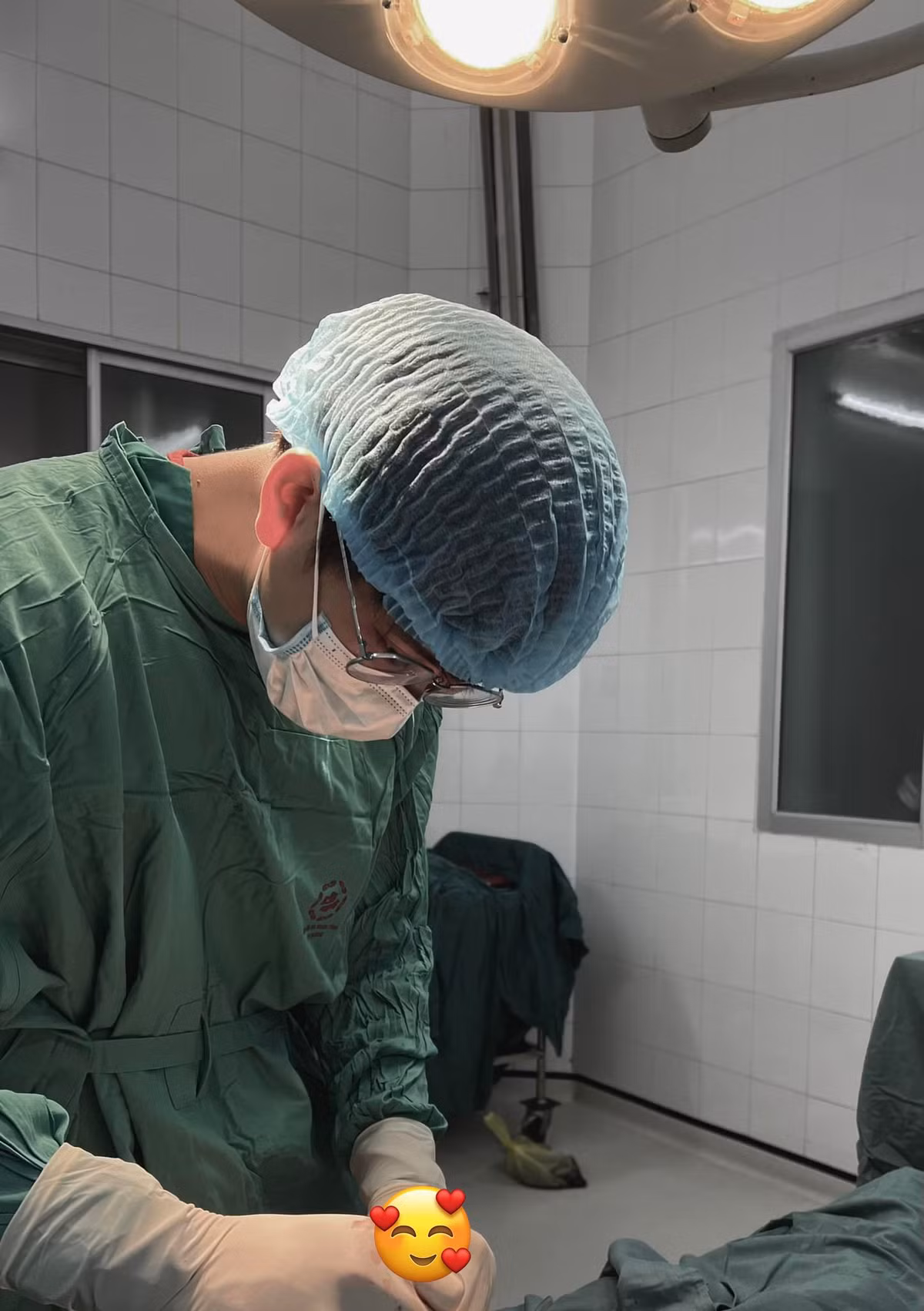 Trong loạt ảnh được chia sẻ, anh chàng xuất hiện trong phòng khám với vẻ ngoài bảnh bao, thân thiện, mang lại cảm giác tin tưởng và gần gũi đúng chuẩn hình mẫu “soái ca blouse trắng”.