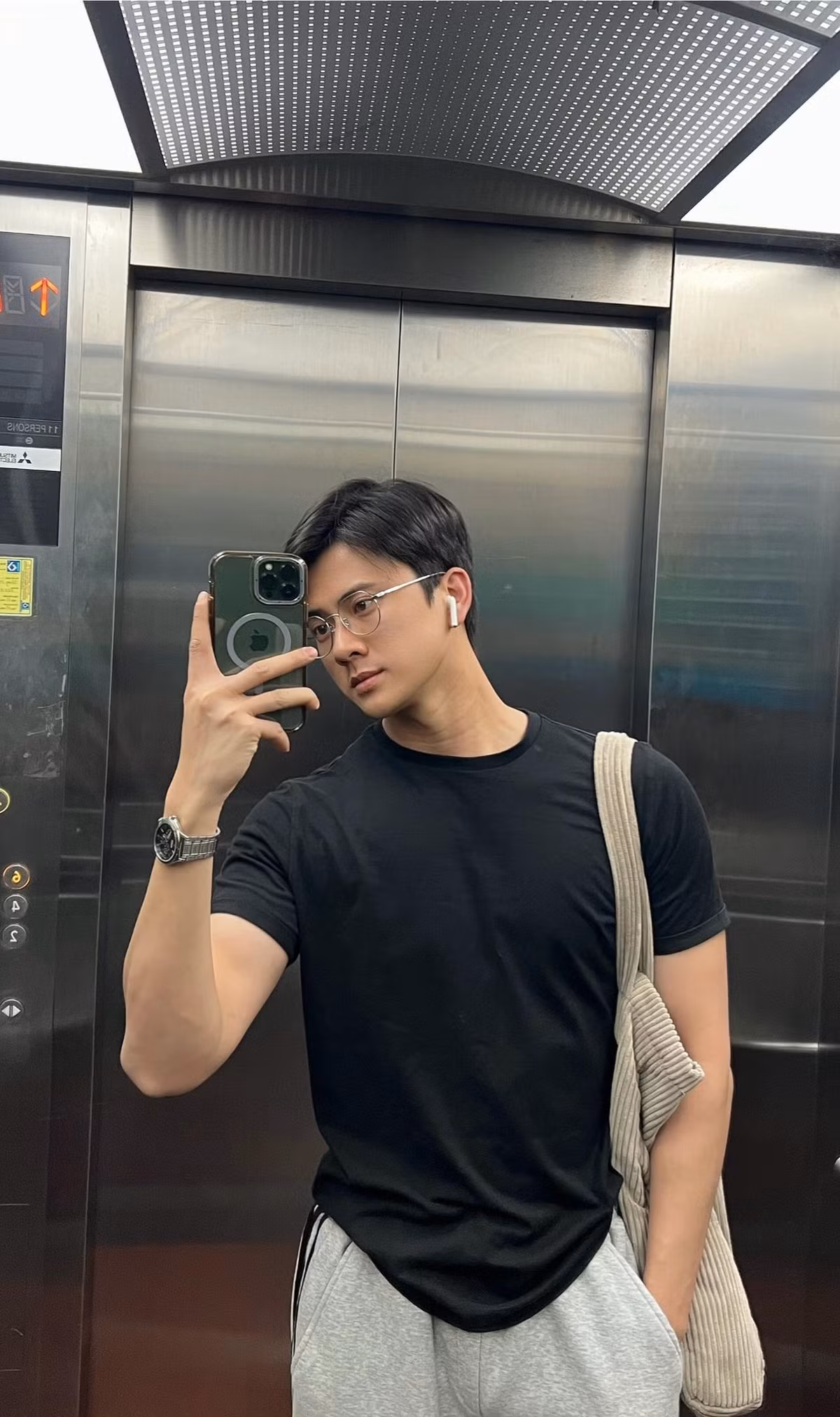 Ngoài đời thường, anh chàng còn hoạt động như một KOL kiêm người mẫu tự do, góp mặt trong nhiều bộ ảnh thời trang và sự kiện truyền thông.