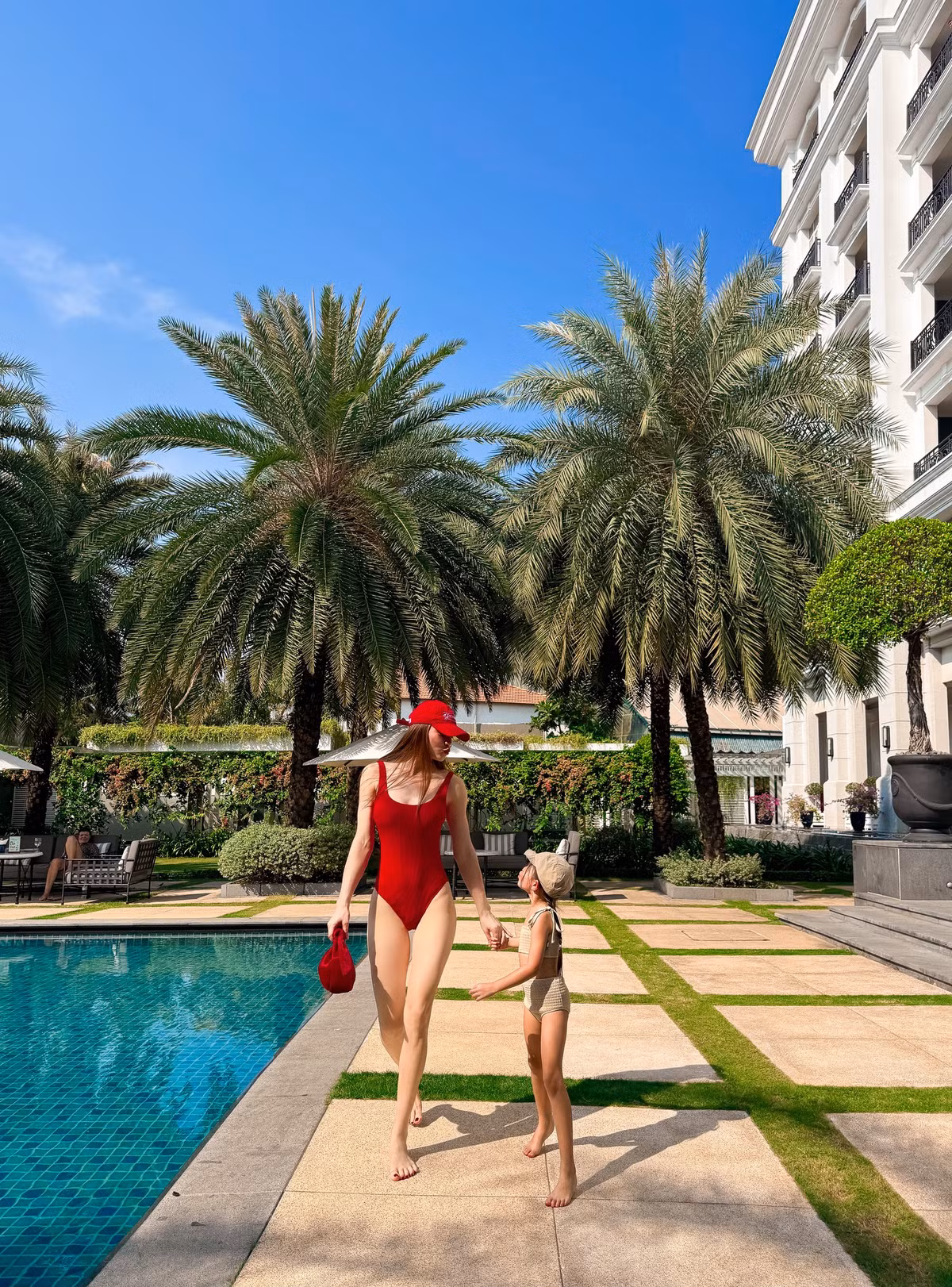 Trong loạt ảnh được chia sẻ, Hồ Ngọc Hà diện một bộ swimsuit liền mảnh màu đỏ nổi bật, tôn dáng cực kỳ quyến rũ nhưng vẫn giữ nét tinh tế, sang trọng.