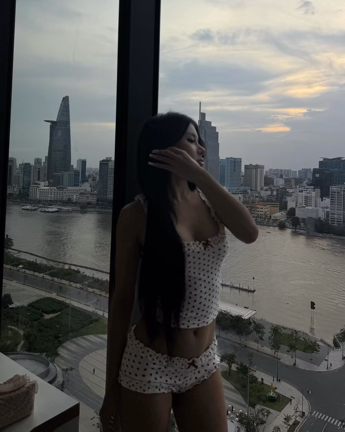 Trong loạt ảnh, Xuân Ca lựa chọn một bộ đồ ngủ hai mảnh tông trắng với họa tiết trái tim đỏ siêu dễ thương, phần viền bèo nữ tính giúp tôn lên nét đẹp ngọt ngào nhưng không kém phần quyến rũ.