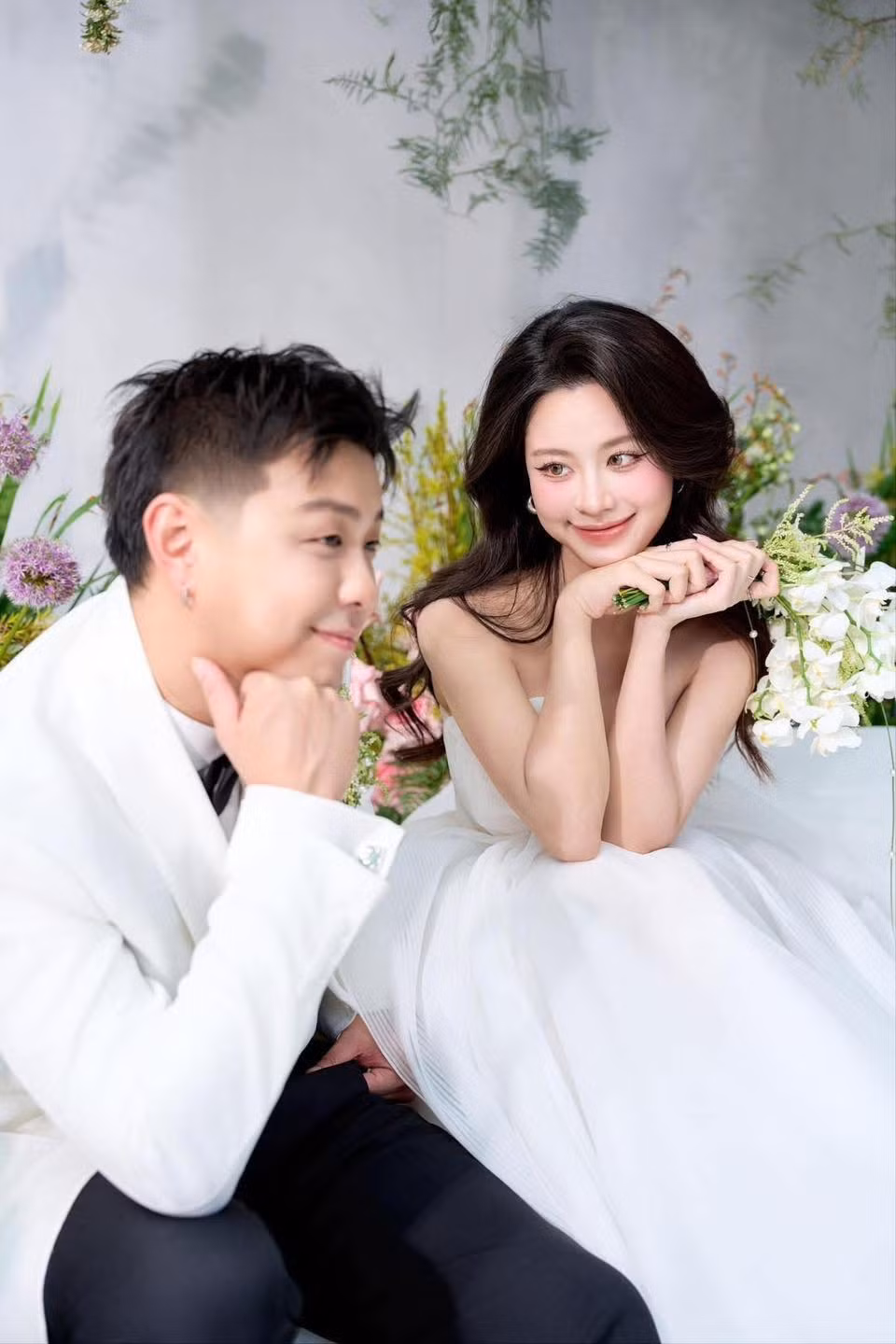 Trước khi tung ảnh cưới, Hàn Hằng cũng từng thả hint nhiều lần về bộ ảnh cưới của mình.