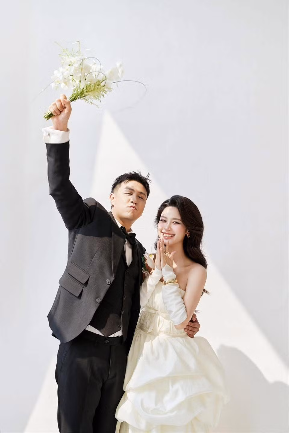 Trong khi chú rể xuất hiện trong những bộ suit lịch lãm thì cô dâu khai thác triệt để lợi thế hình thể cùng vòng 1 căng tràn với loạt váy cô dâu phom dáng cúp ngực, cổ yếm cực kì bắt mắt.