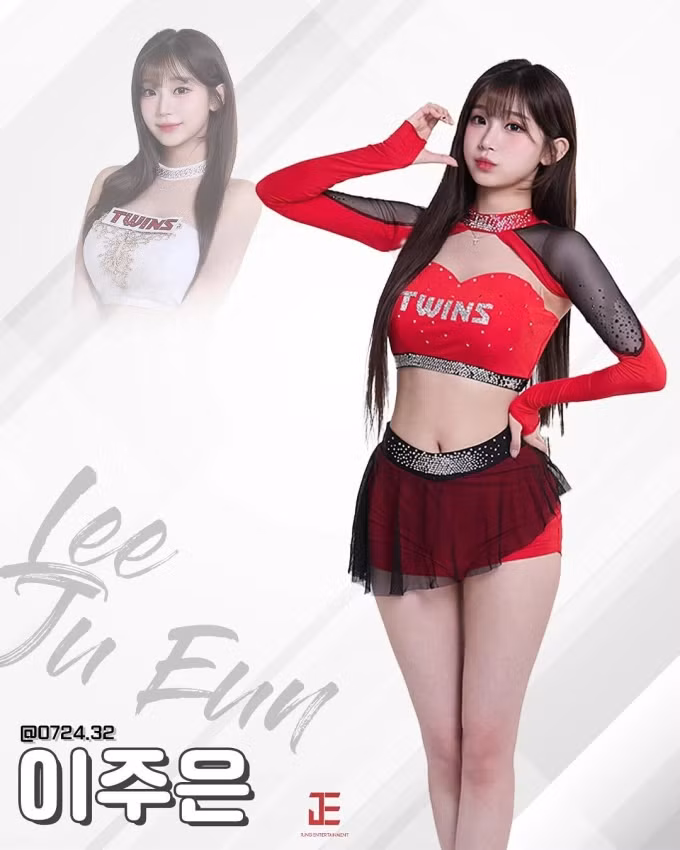 Lee Ju Eun – hoạt náo viên 21 tuổi, người được mệnh danh là “nữ thần cổ động” thế hệ mới của Hàn Quốc – đang là tâm điểm tranh cãi sau khi hình ảnh cô diện trang phục siêu ngắn, khoe triệt để vóc dáng được lan truyền trên mạng xã hội. Trong bức ảnh được đăng ngày 10/4, Lee Ju Eun xuất hiện với crop top siêu ngắn và quần chẽn bó sát, phô diễn toàn bộ vòng eo, đùi và vòng một.