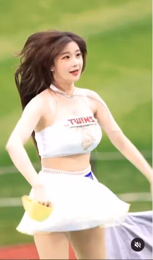 Ngày 12/4, khi chính thức biểu diễn trong trận LG Twins gặp Doosan Bears, Lee Ju Eun tiếp tục bị soi khi trình diễn vũ đạo gợi cảm trong bộ đồ sexy. Những động tác mạnh mẽ khiến cho vòng 1 của cô nàng không thể cố định cũng như chiếc váy ngắn bị tốc cao lên.
