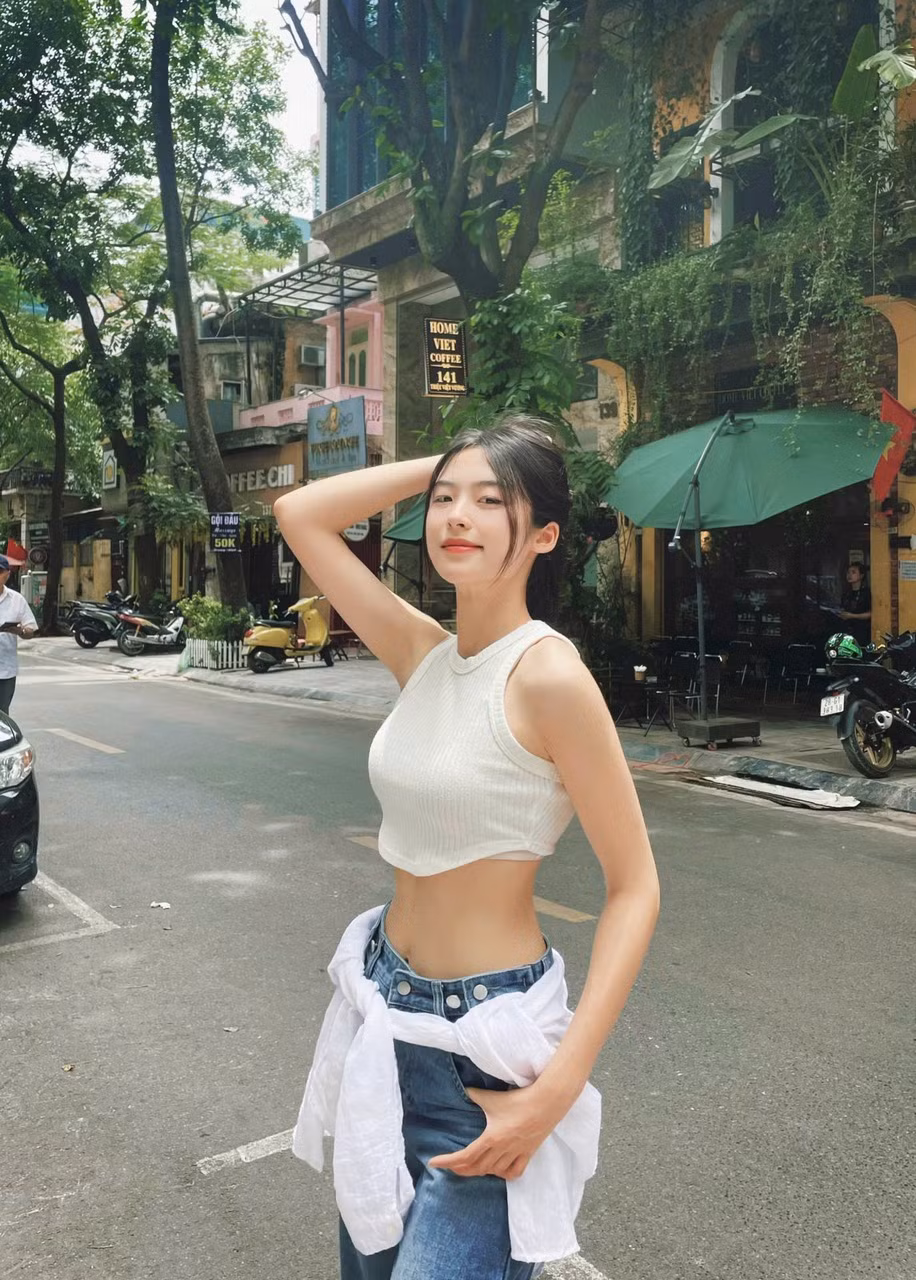 Gương mặt của Vân Nhi cũng được ví von mang nhiều nét hao hao Hoa hậu Lương Thùy Linh – vừa nền nã, vừa hiện đại.